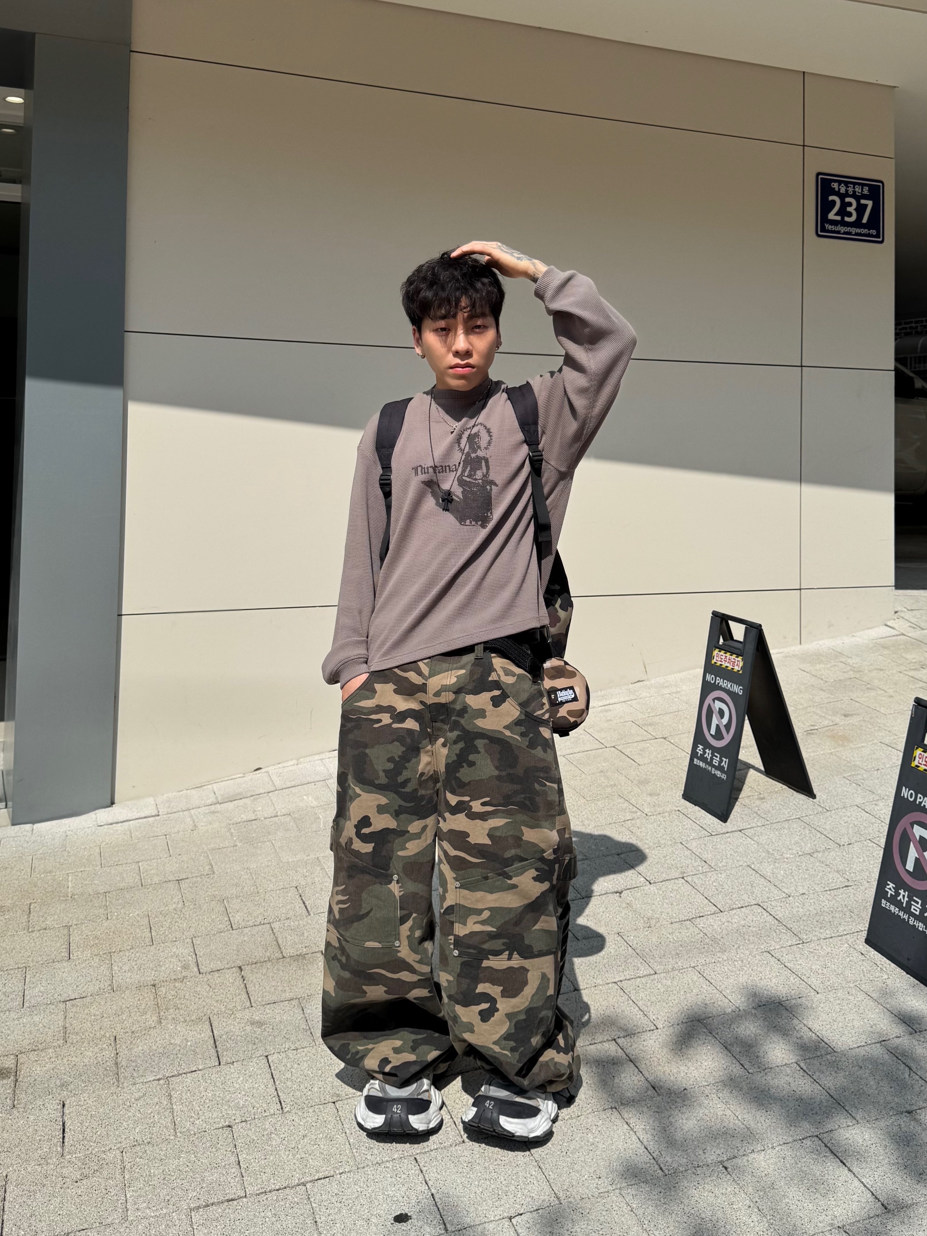 Balenciaga Cargo Sneakers White Grey, Chrome Hearts Silichrome CH Cross Pendant Black 2022/2023/2025 착용 스타일 - 4