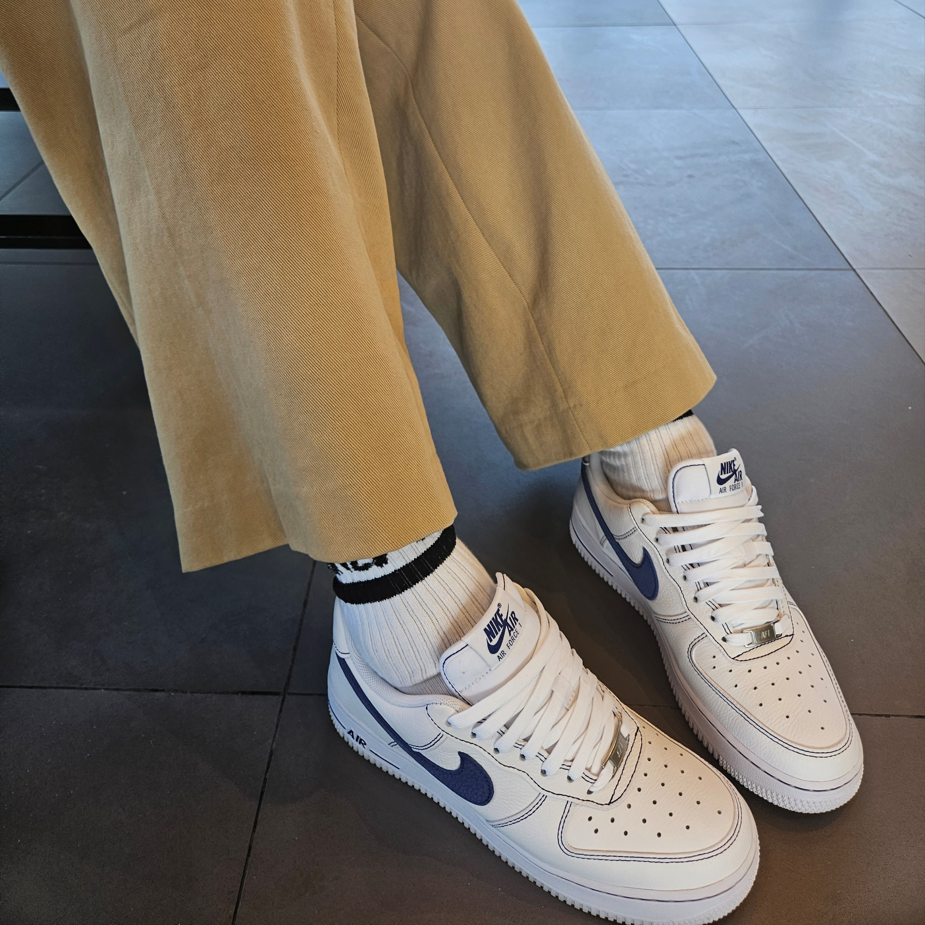 Nike Air Force 1 '07 LV8 White Deep Royal Blue 착용 스타일