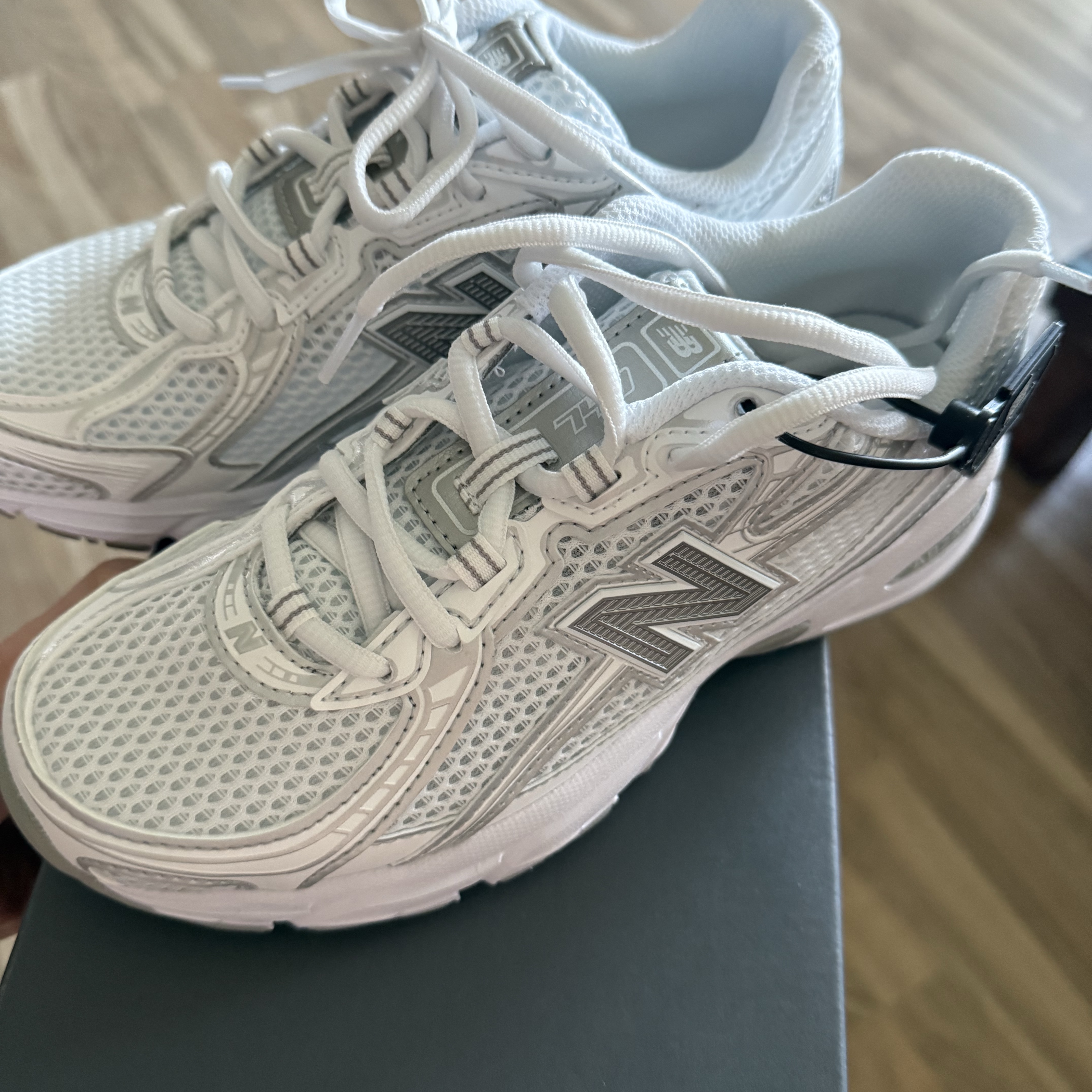 New Balance 740v2 White Silver Metallic 착용 스타일