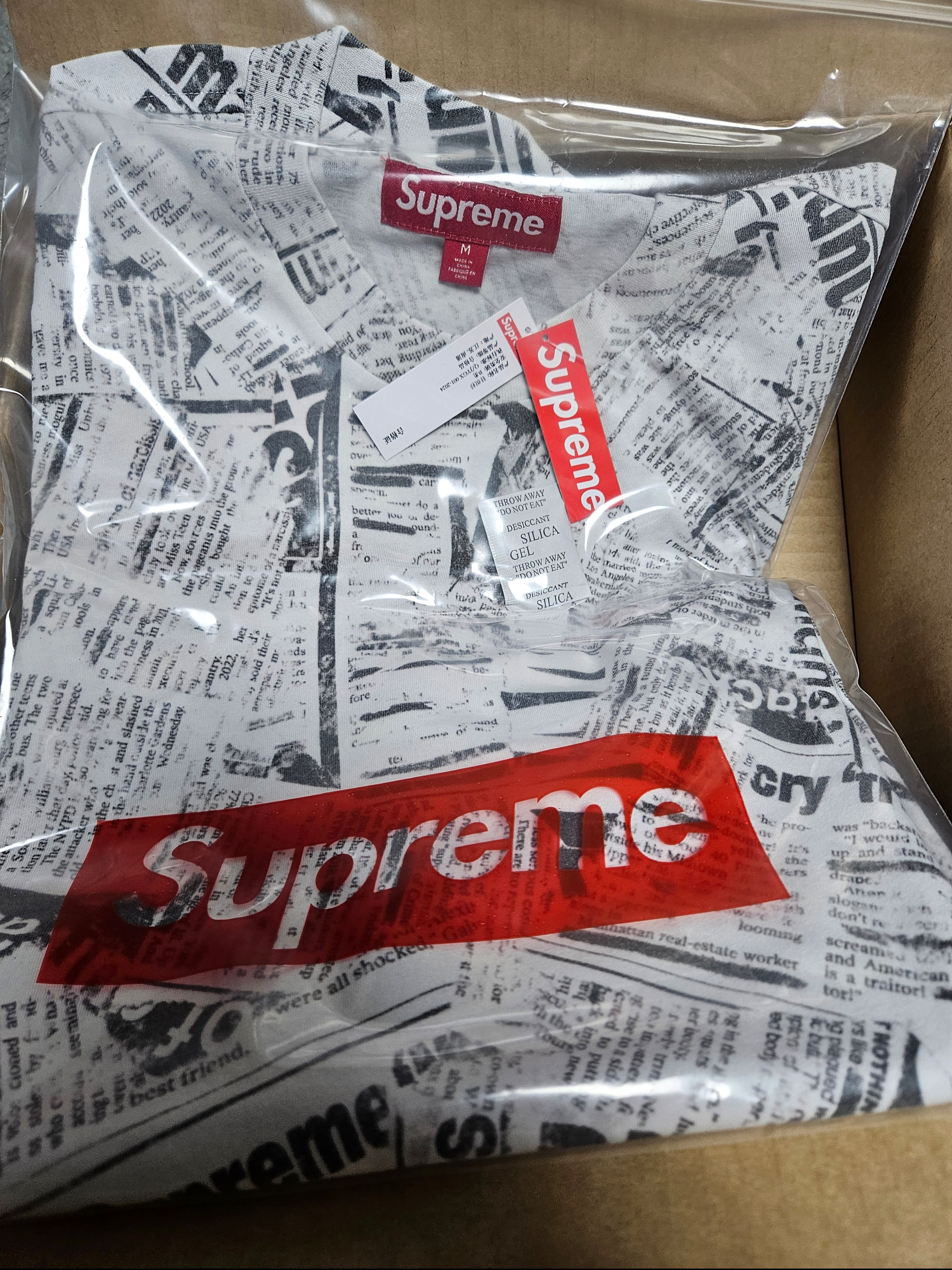 Supreme Newspaper S/S Top White - 25SS 착용 스타일 - 1