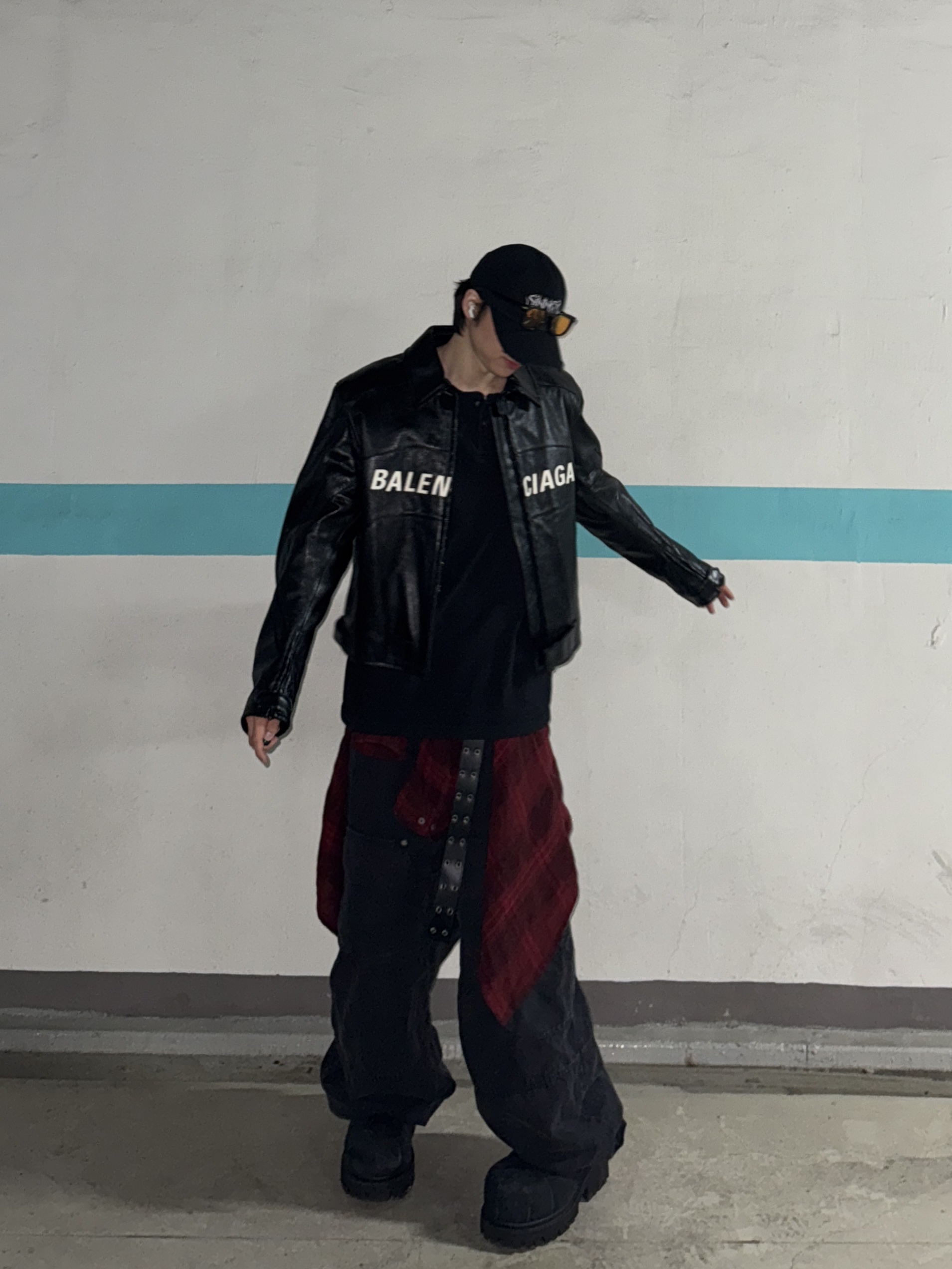 Kamien x MJD Double Hole Belt Black Shearling Calfskin, Balenciaga Stomper Bootie Black 착용 스타일 - 7