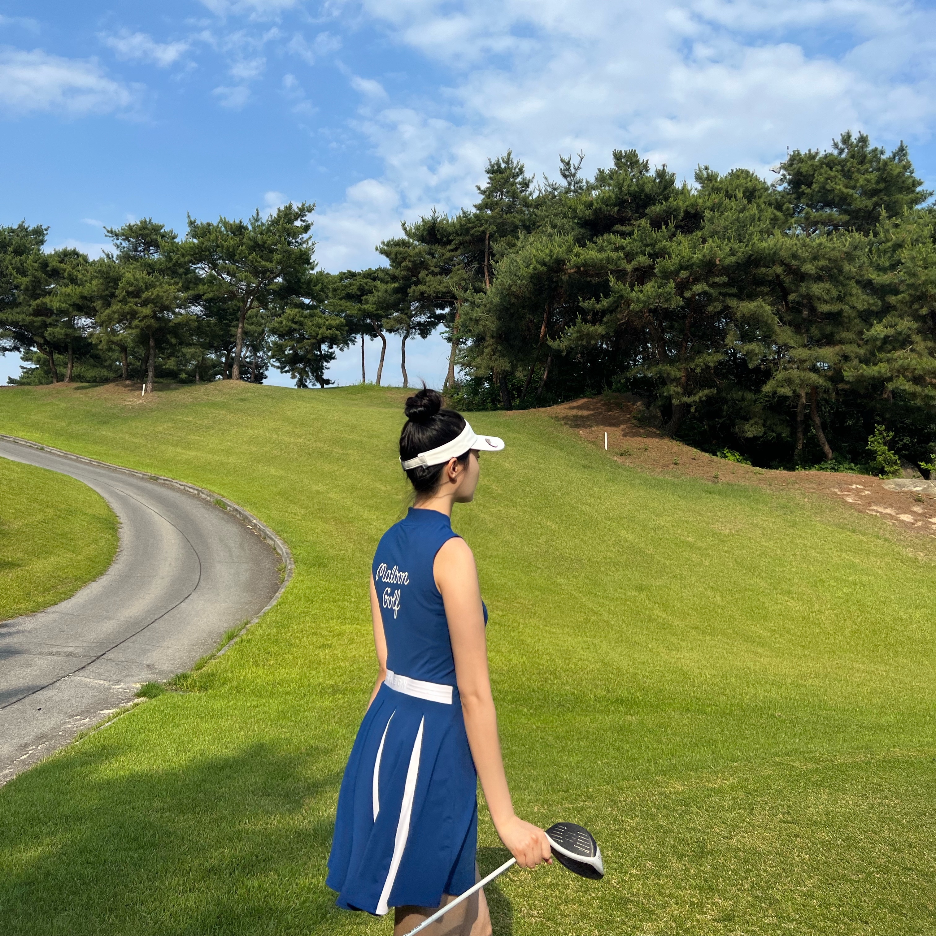 Malbon Golf Visor & Bucket Ball Marker Set Ivory 착용 스타일 - 2
