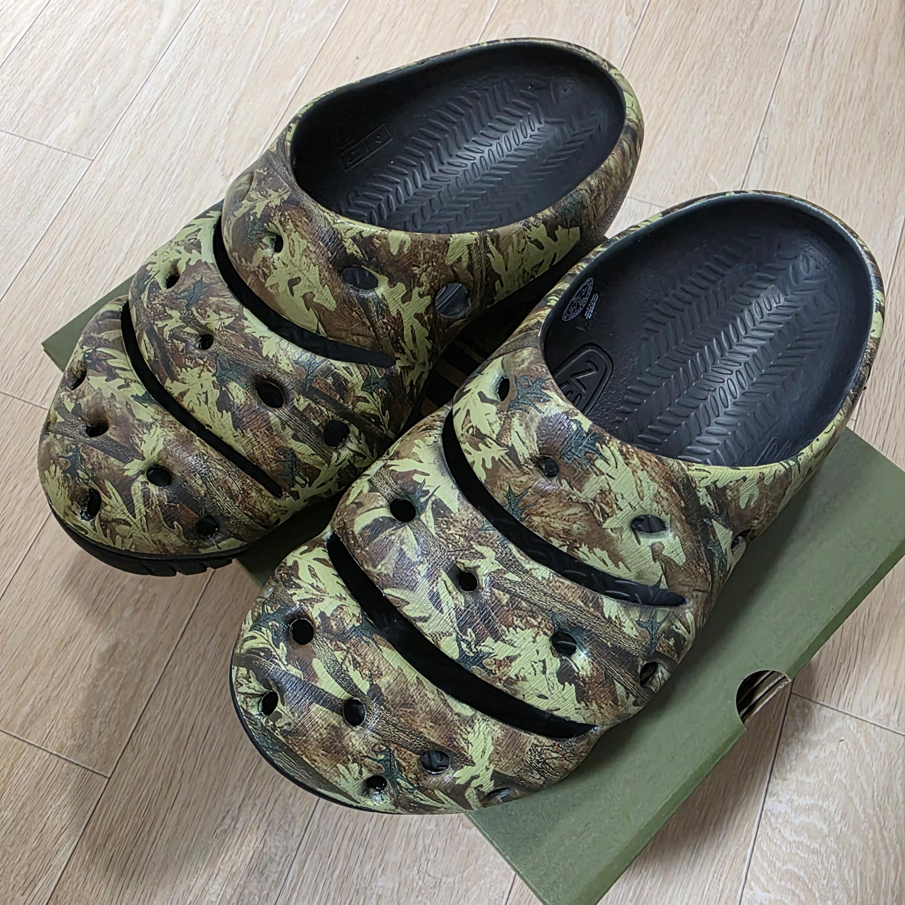 Keen Yogui Arts Camo Green 착용 스타일