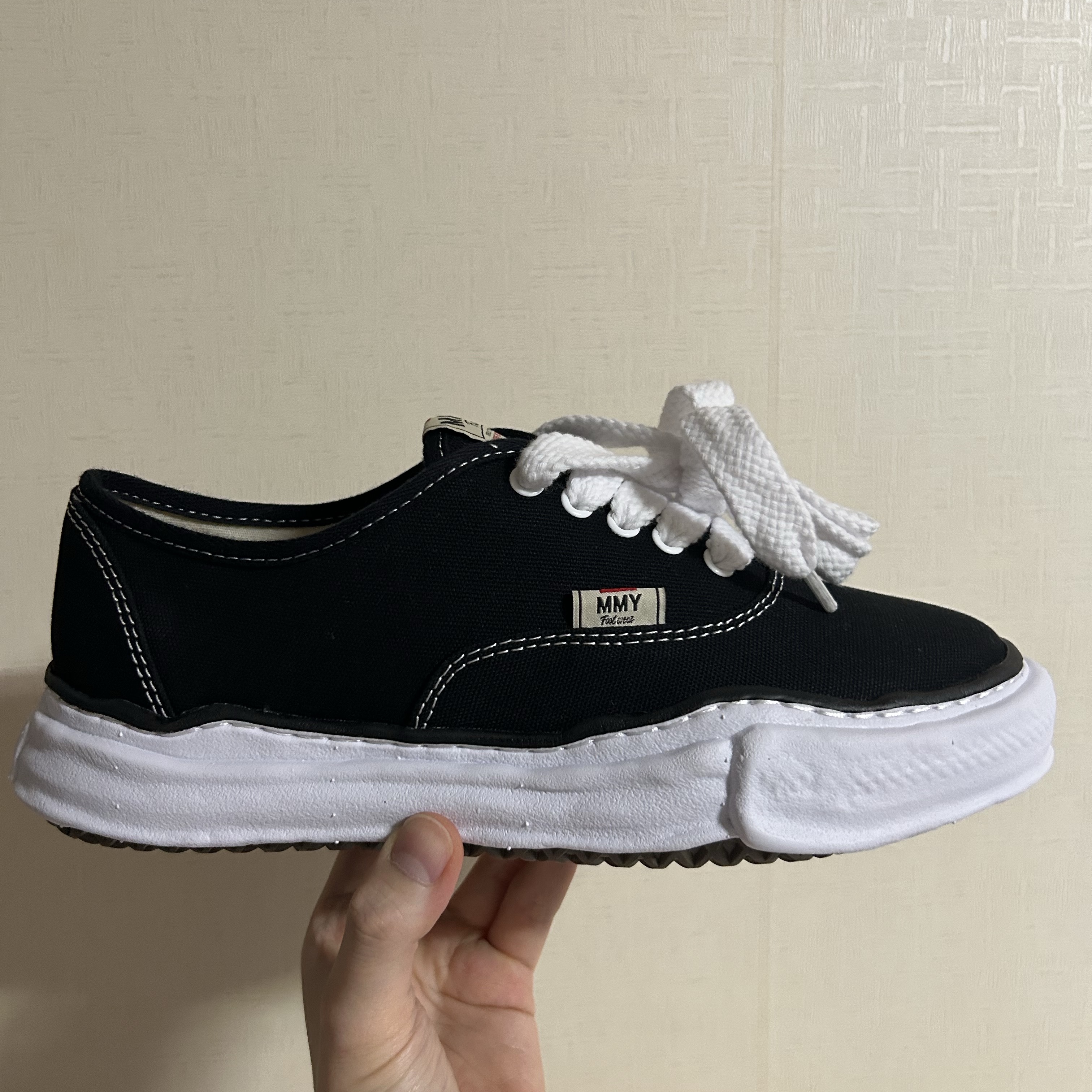Maison Mihara Yasuhiro Baker OG Sole Canvas Low Cut Sneakers Black 착용 스타일