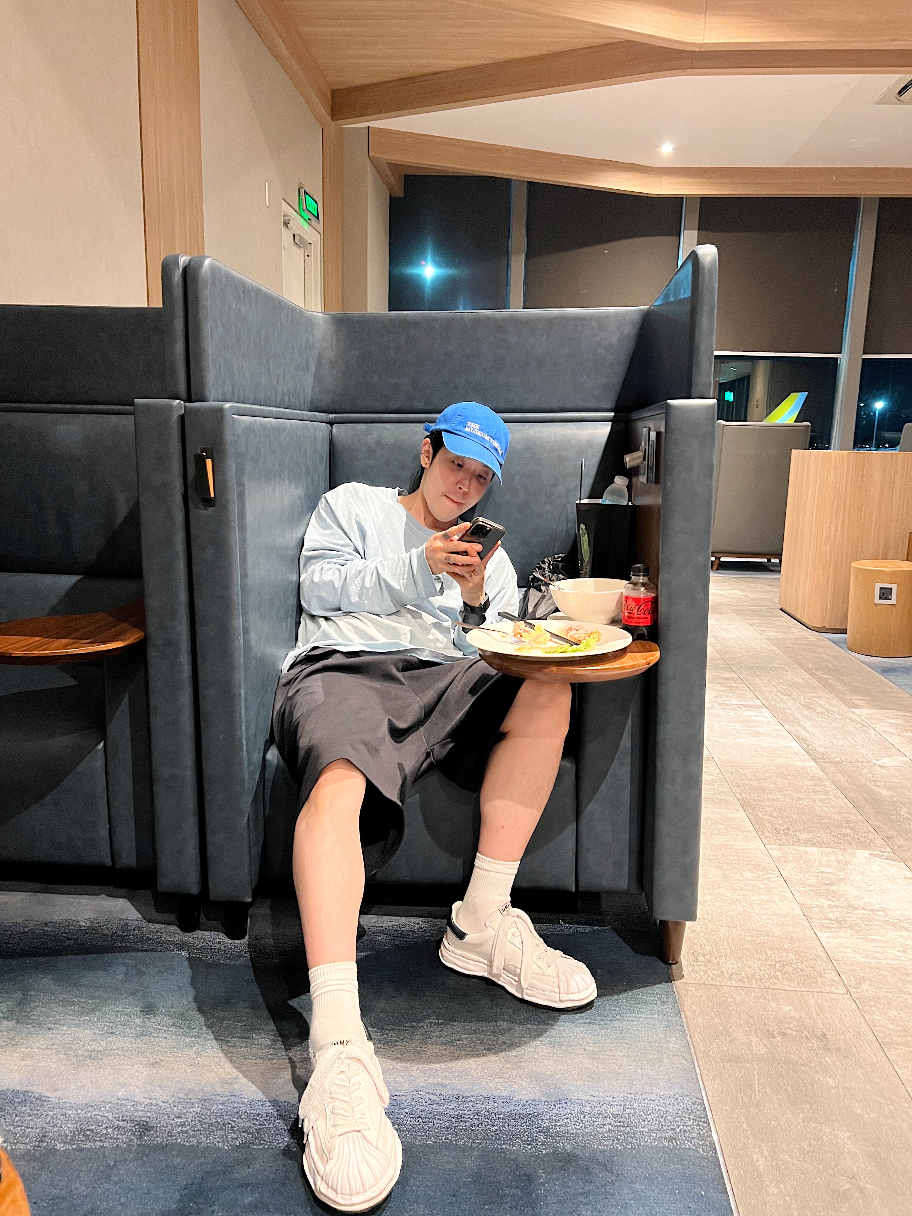 The Museum Visitor Washed Denim Ball Cap Dark Navy, The Museum Visitor Washed Denim Ball Cap White Blue 착용 스타일 - 4