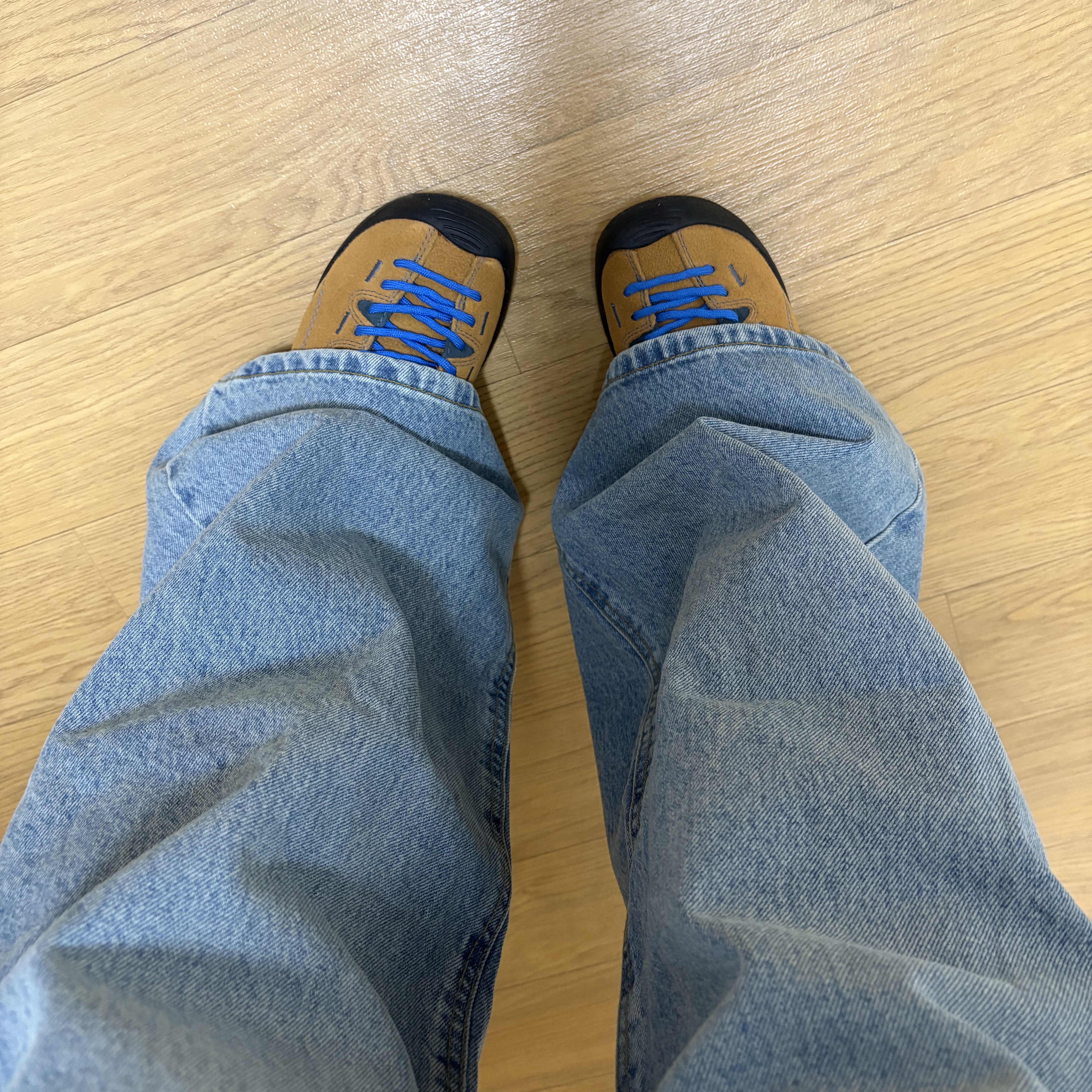 (W) Keen Jasper Suede Sneakers Camel 착용 스타일 - 1
