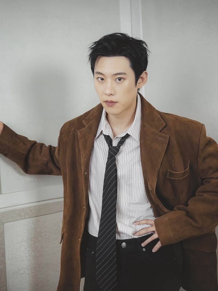 STU Goat Suede Blazer Brown, STU Embroidery Stripe Shirt Coral 착용 스타일 - 2
