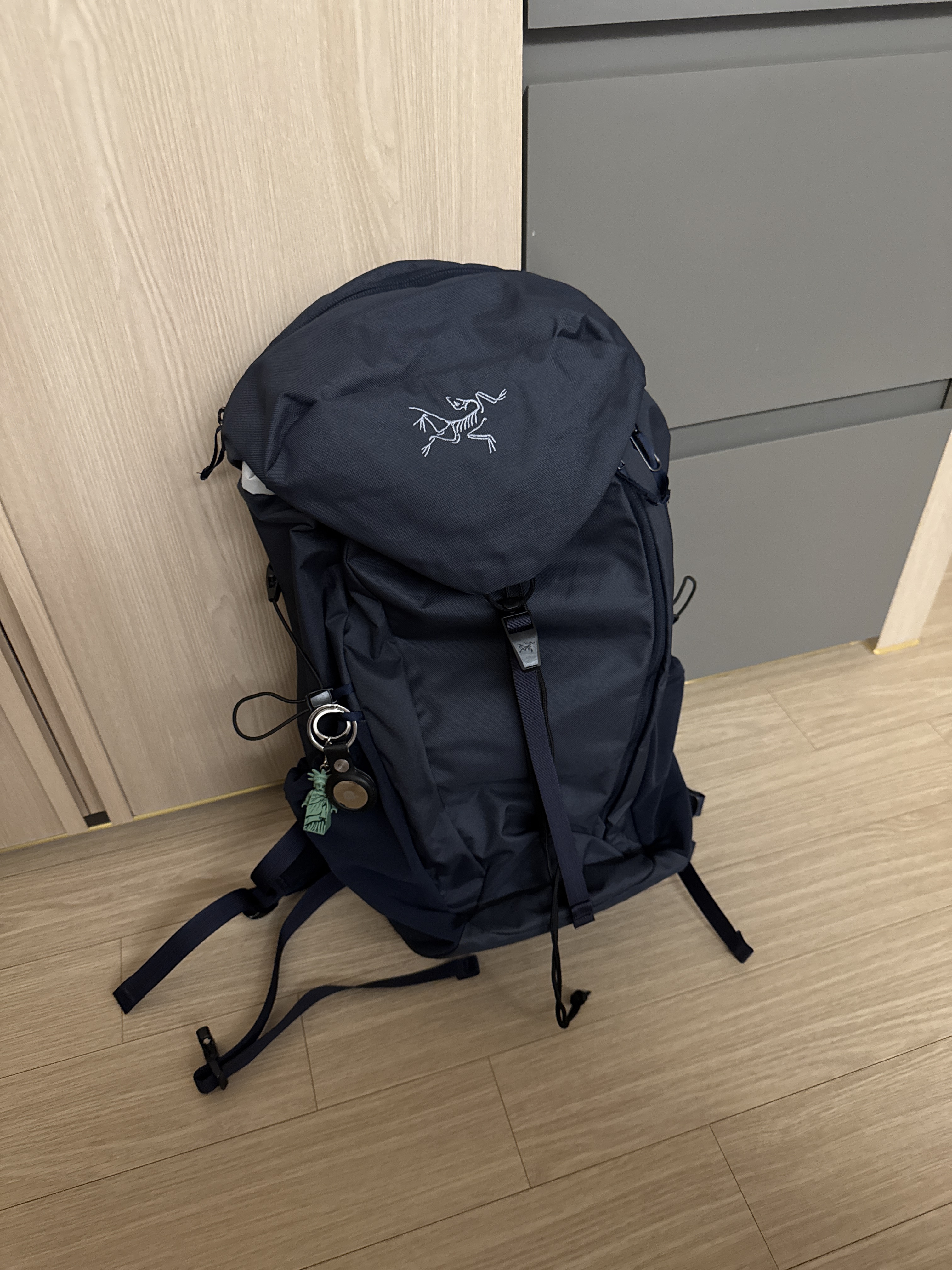 Arc'teryx Mantis 20 Backpack Black Sapphire, Apple AirTag (Korean Ver.) 착용 스타일