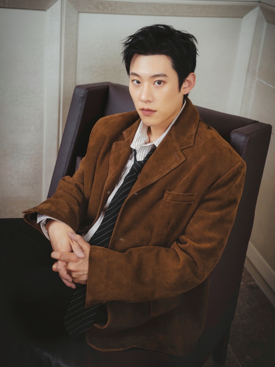 STU Goat Suede Blazer Brown, STU Embroidery Stripe Shirt Coral 착용 스타일 - 1