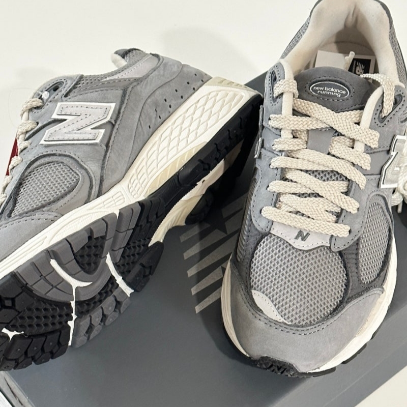 New Balance 2002R Premium Vintage Grey 착용 스타일