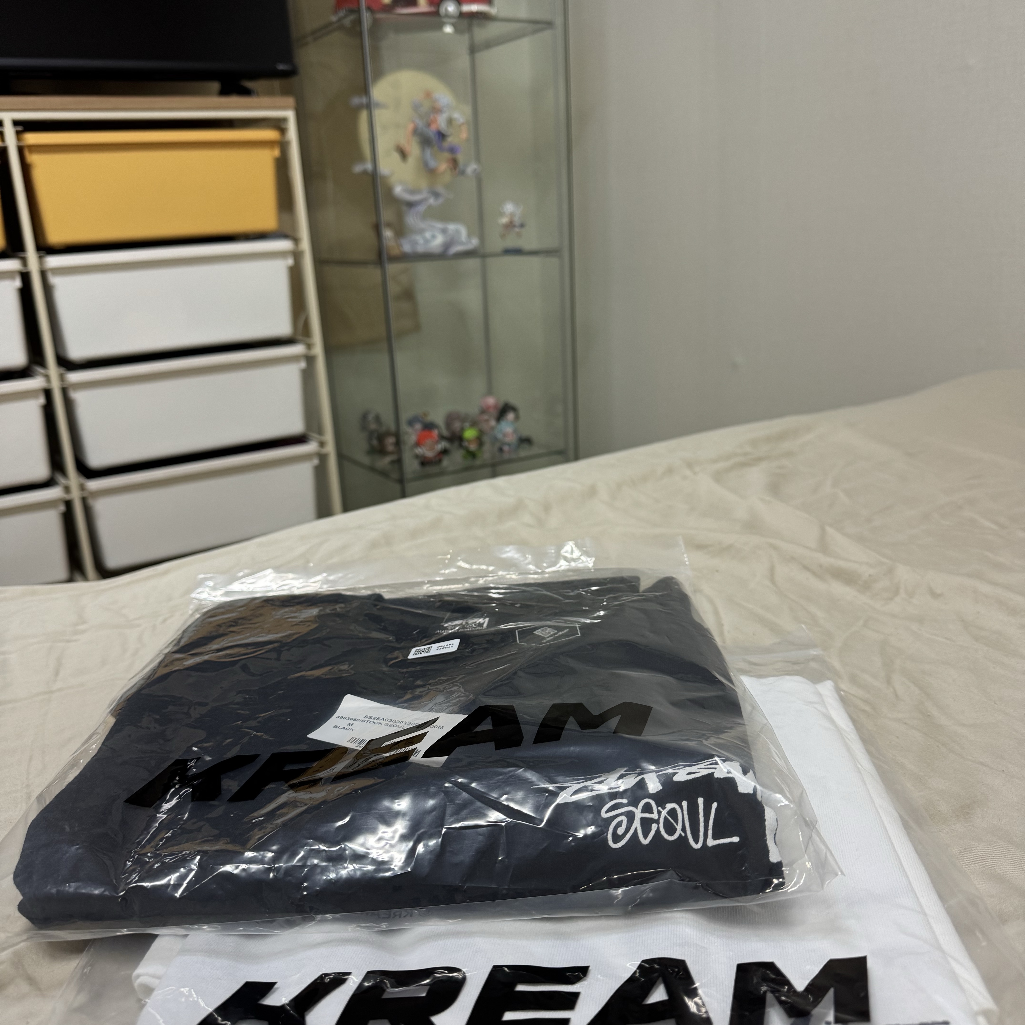 Stussy Stock Seoul T-Shirt Black, Stussy Stock Seoul T-Shirt White 착용 스타일