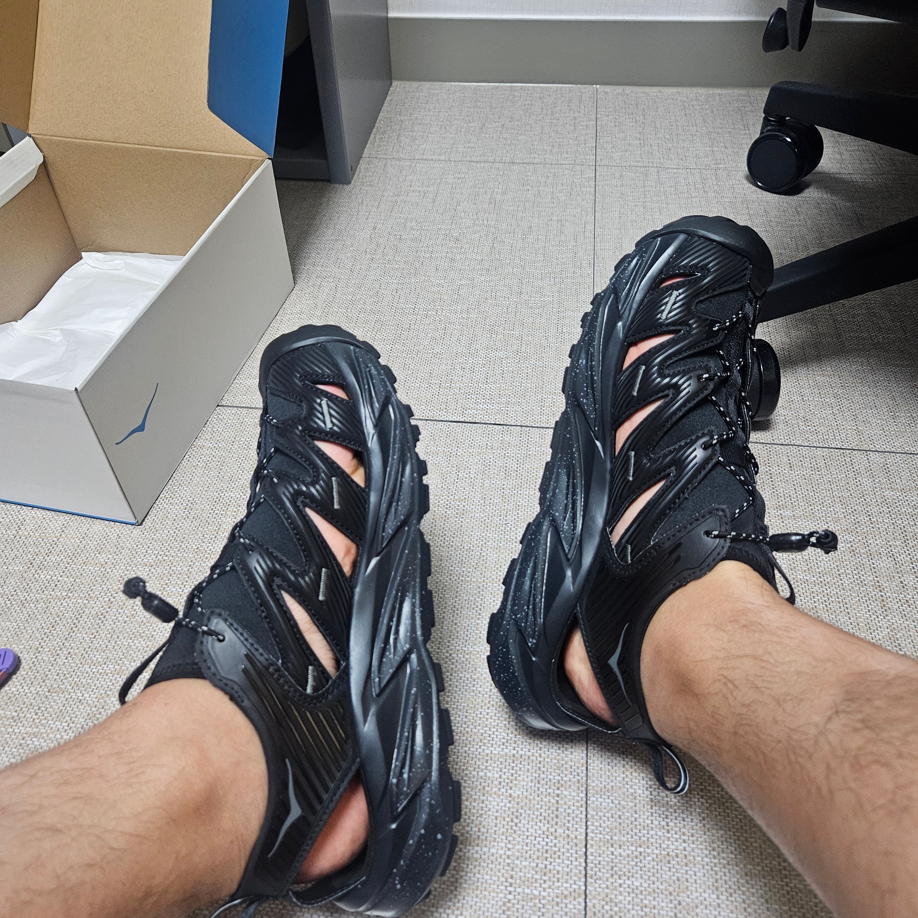 Hoka Hopara Black Castle Rock 착용 스타일