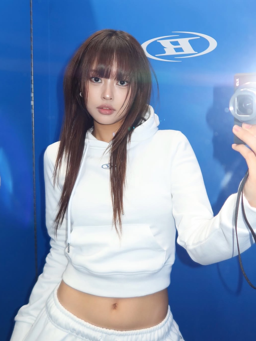 BORN TO WIN W B Pendant Cotton Crop Hoodie White, BORN TO WIN W B Pendant Cotton Sweat Pants White 착용 스타일