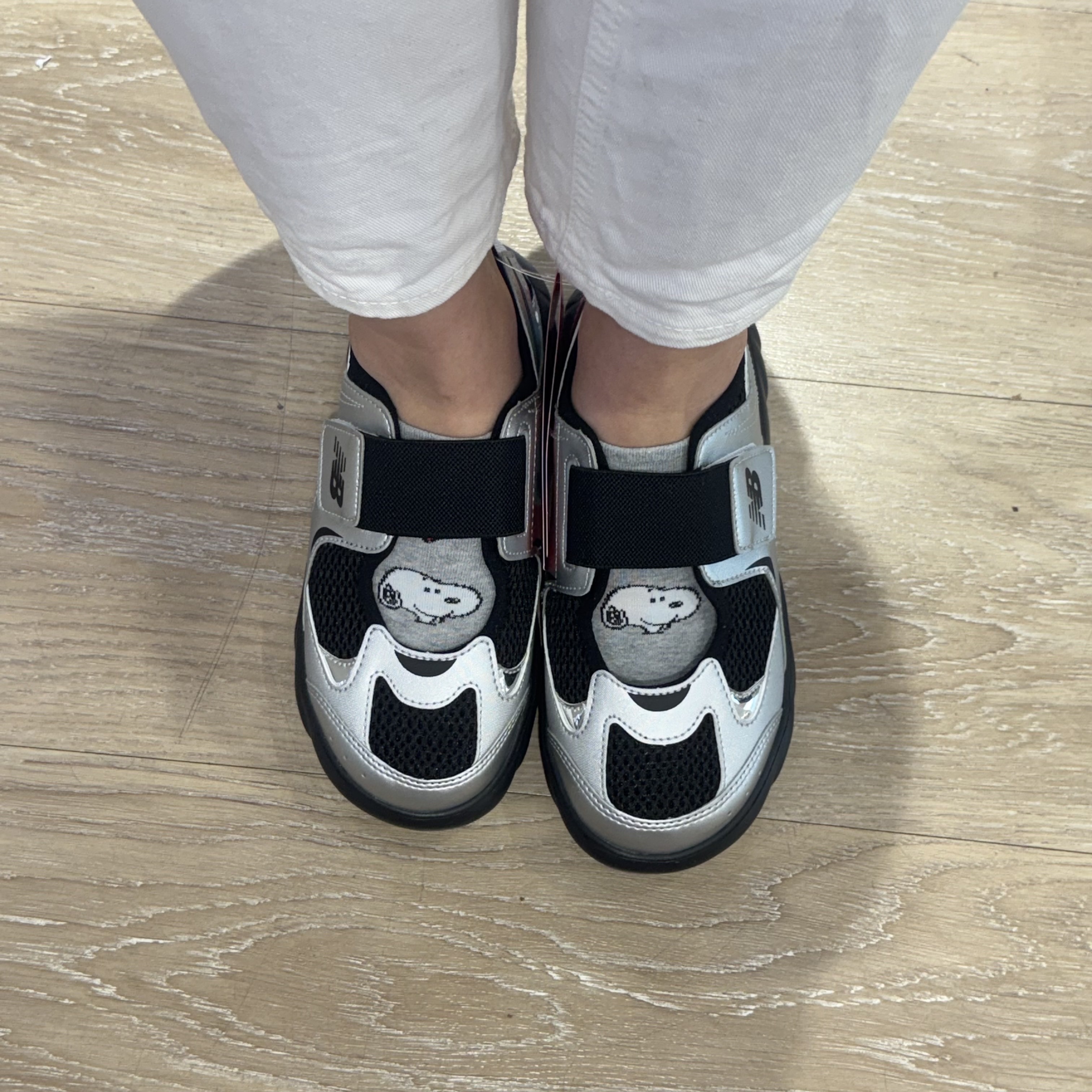 (Kids) New Balance Freedle 920 Sandal Gray 착용 스타일 - 3