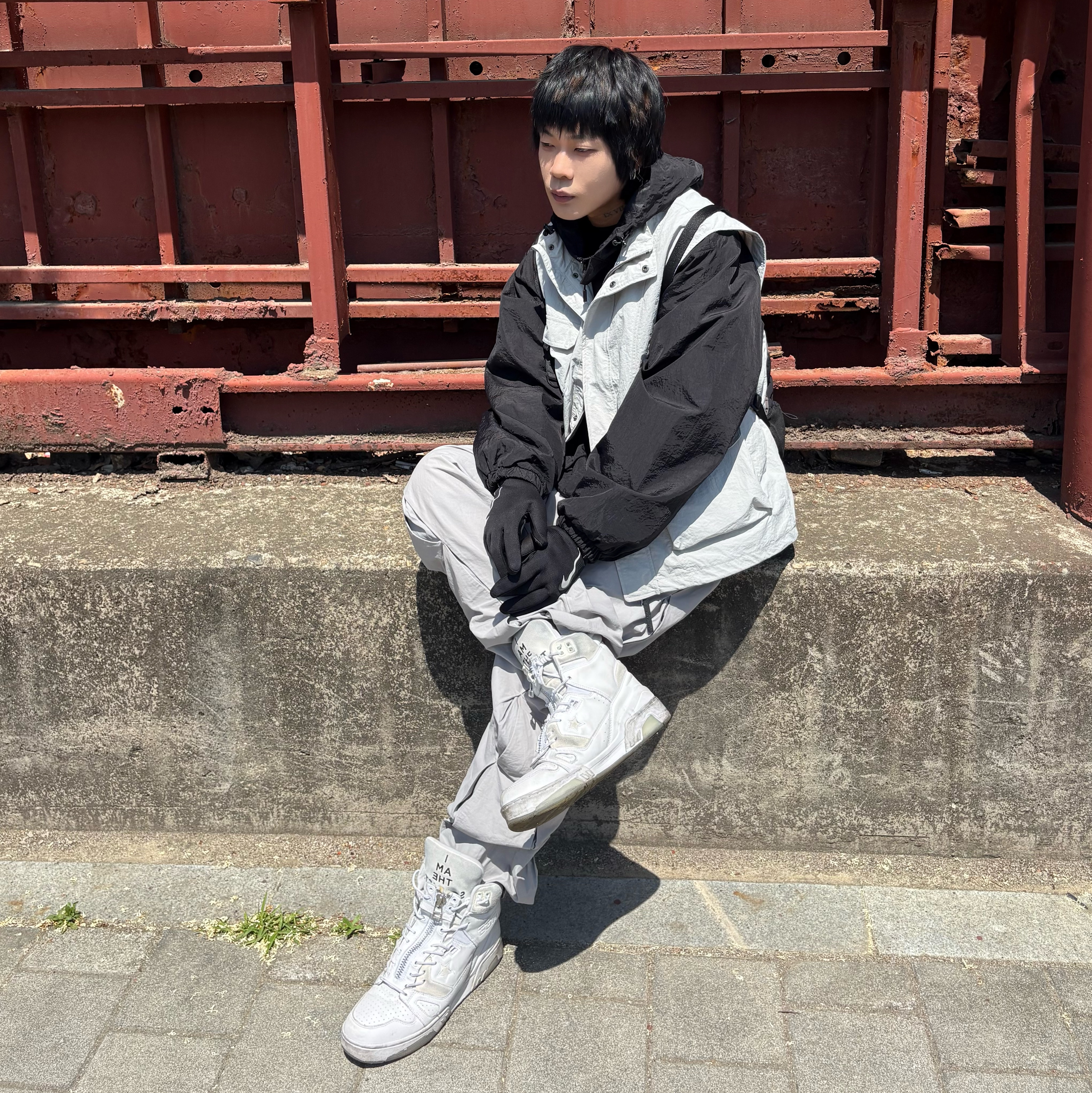 Converse x Takahiromiyashita The Soloist ERX 260 Mid White, Nike Therma-Fit Academy Football Gloves Black 착용 스타일 - 1
