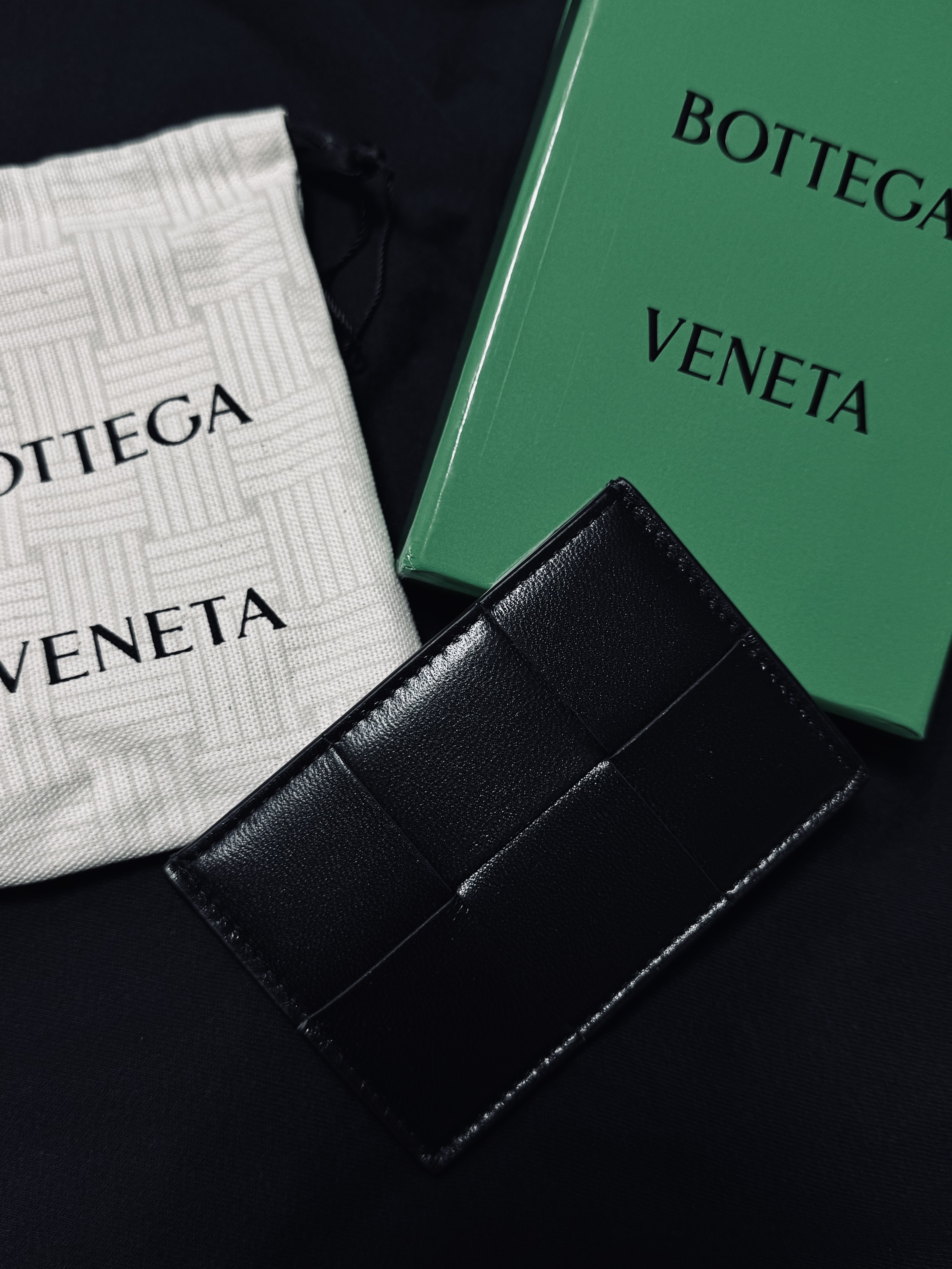 Bottega Veneta Credit Card Case Lambskin & Calfskin Black 착용 스타일