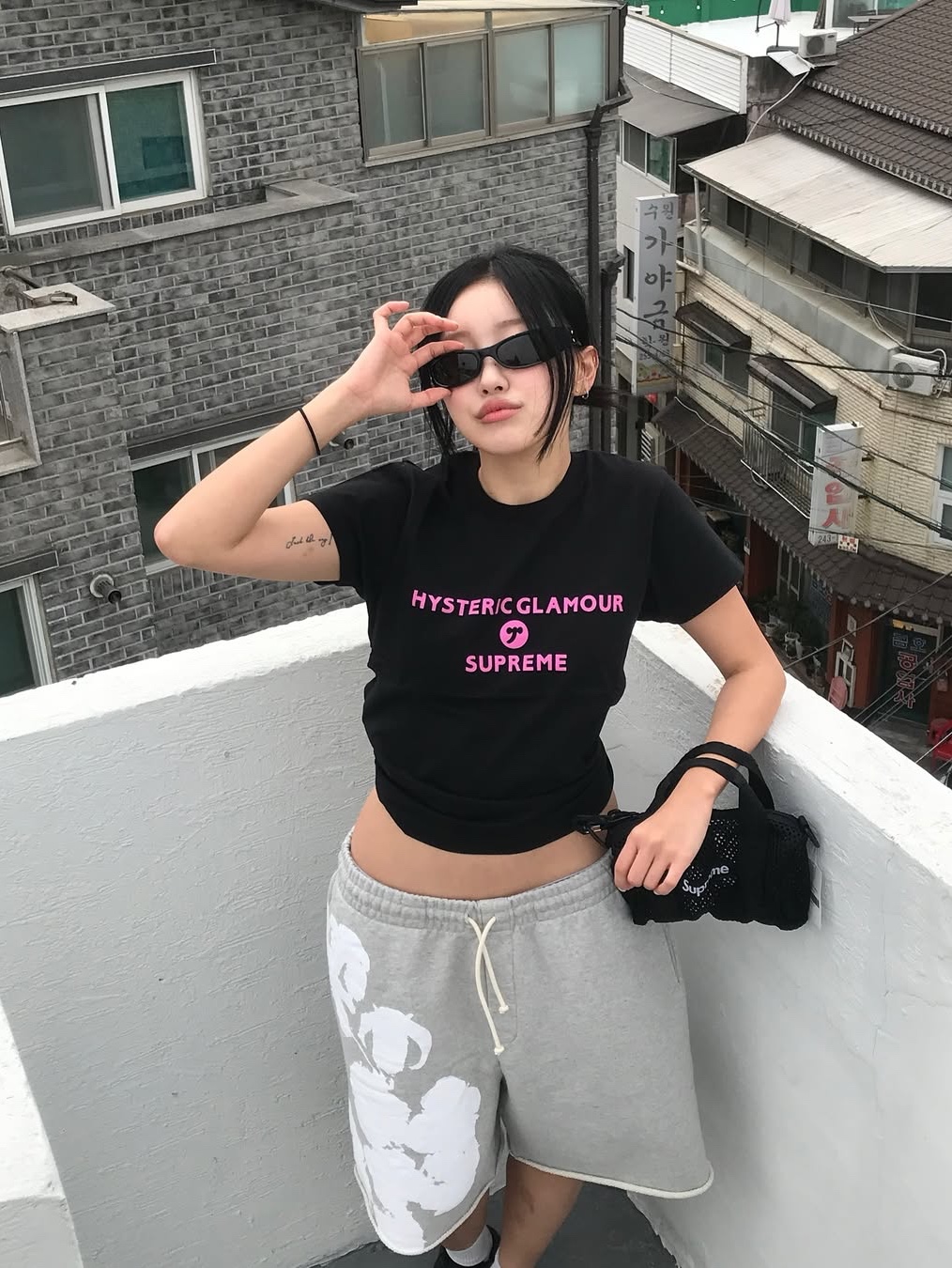 Supreme x Hysteric Glamour Baby T-Shirt Black - 24FW, Denim Tears The Cotton Wreath Shorts Grey 착용 스타일 - 1