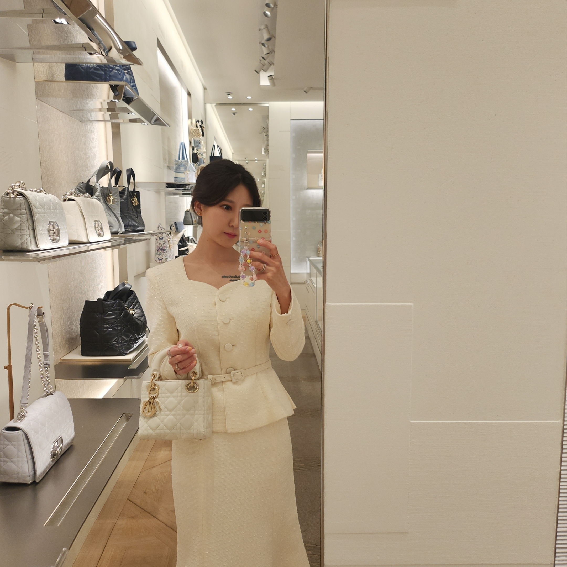 Dior Mini Lady Bag Cannage Lambskin Latte Pale Gold 착용 스타일 - 1