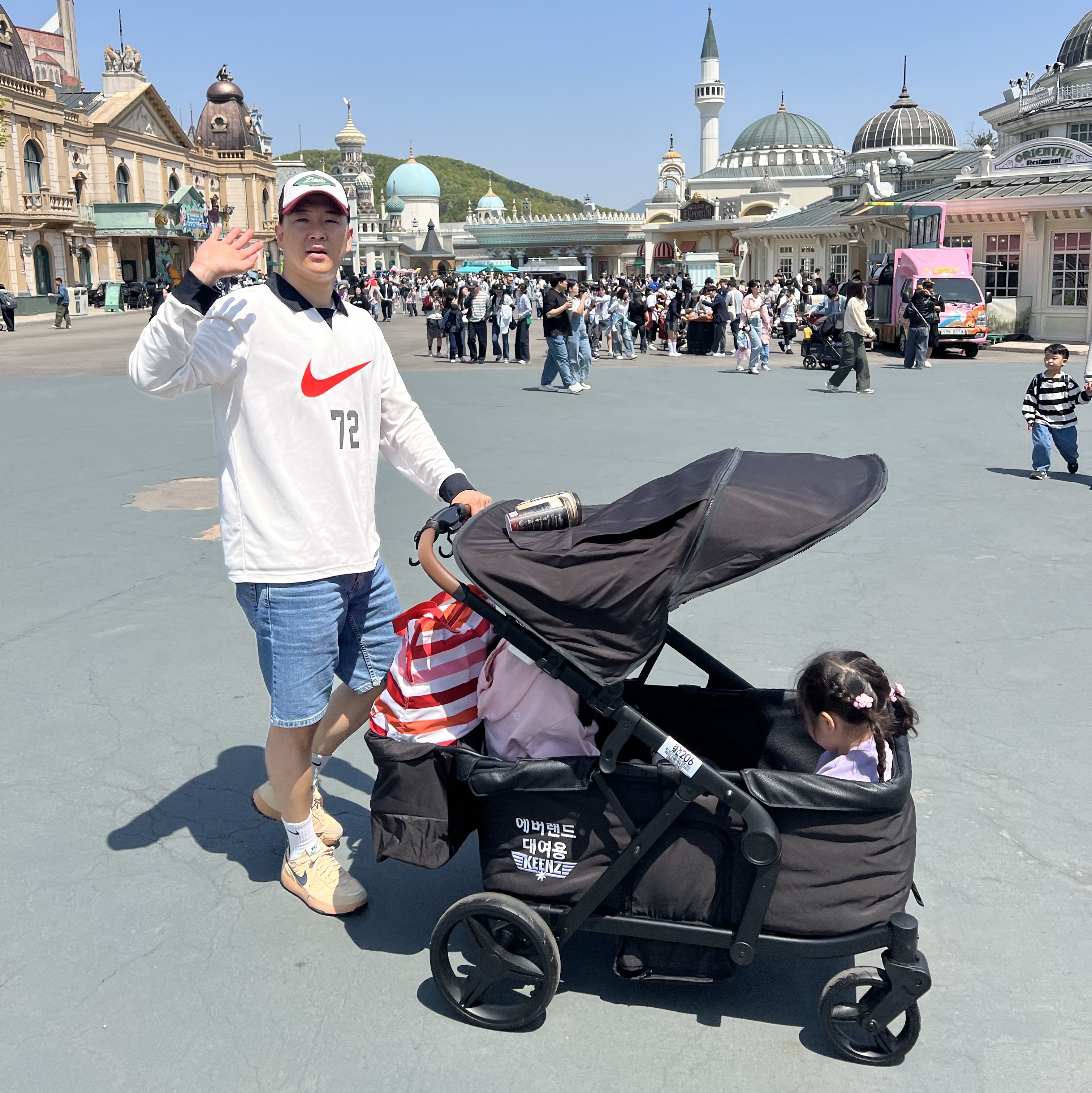 Nike NSW Long Sleeve T-Shirt Phantom Black Bright Crimson, Nike C1TY Brownstone Flax Sesame 착용 스타일