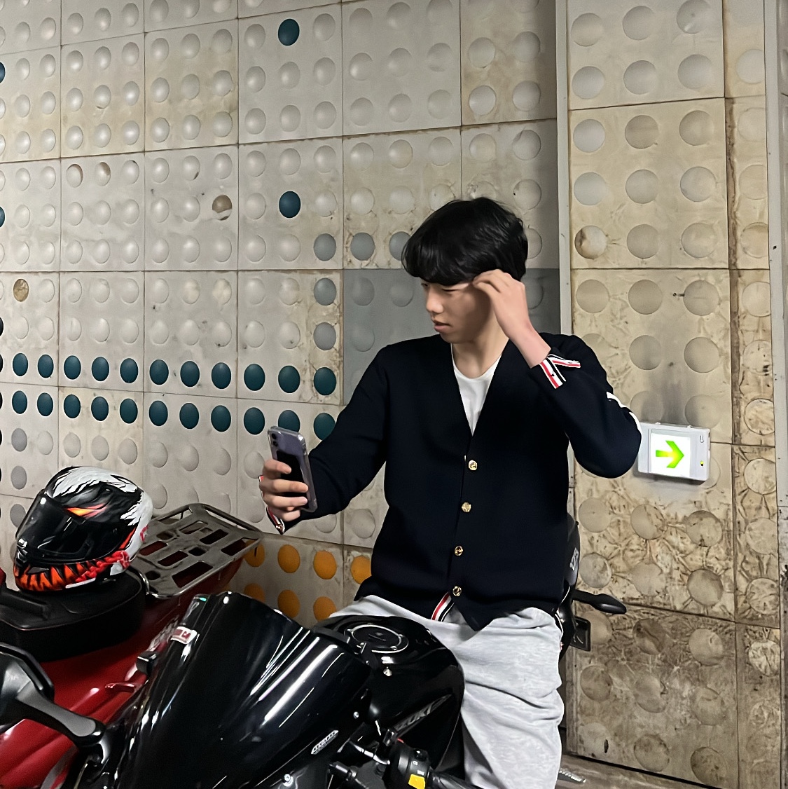 Thom Browne Milano Stitch 4-Bar Cardigan Navy 착용 스타일 - 2