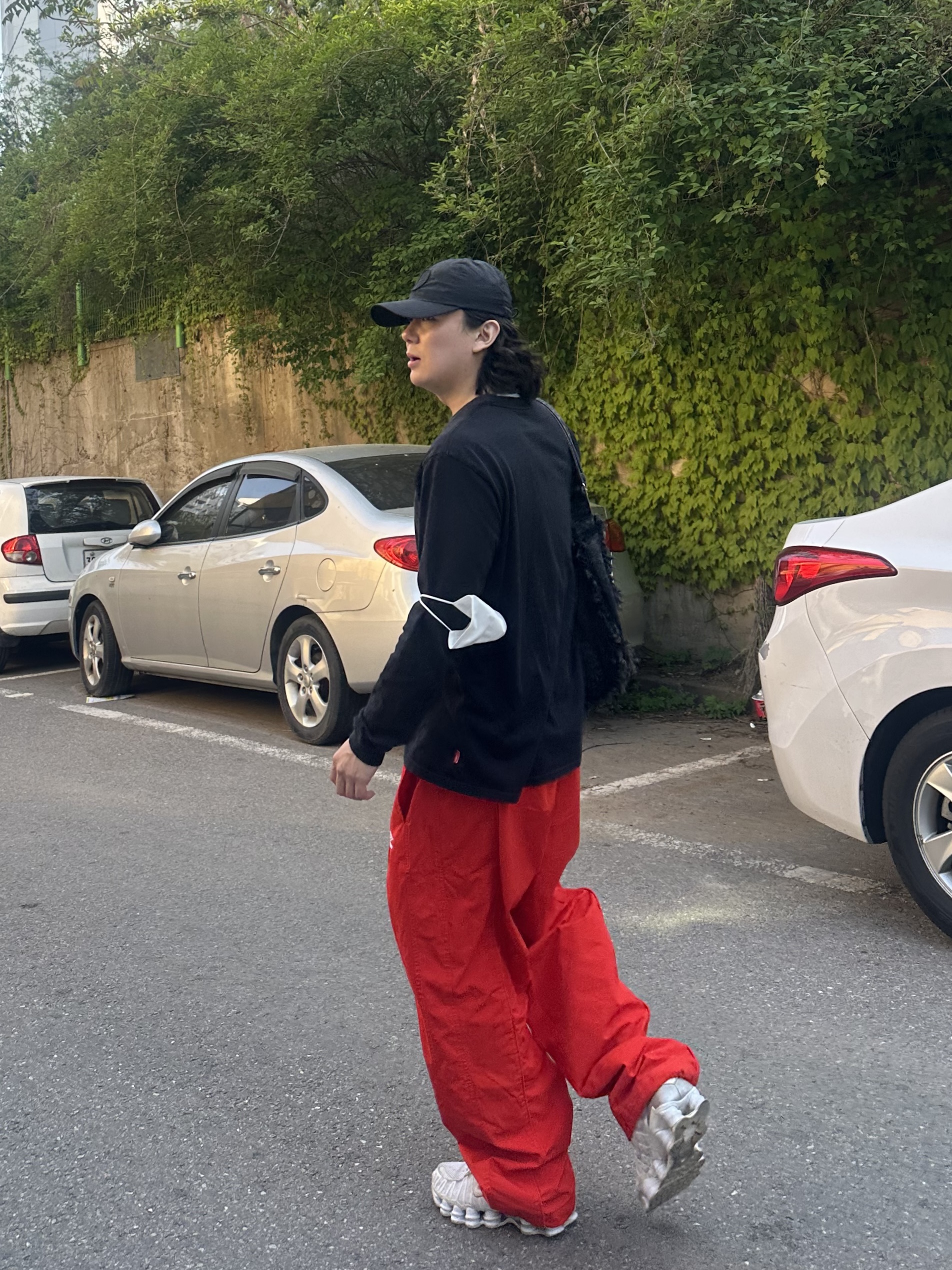 (W) Nike Shox R4 White Metallic Silver, Supreme x Umbro Cotton Ripstop Track Pants Red - 23FW 착용 스타일 - 1