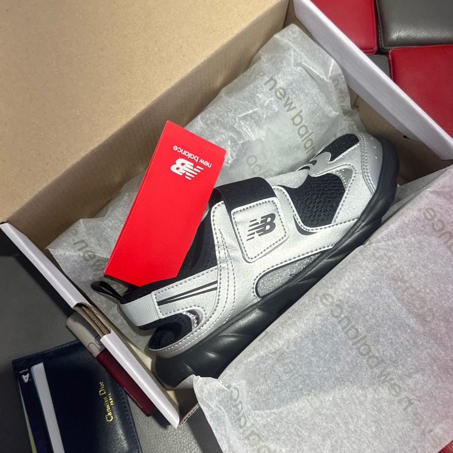 (Kids) New Balance Freedle 920 Sandal Gray 착용 스타일 - 1