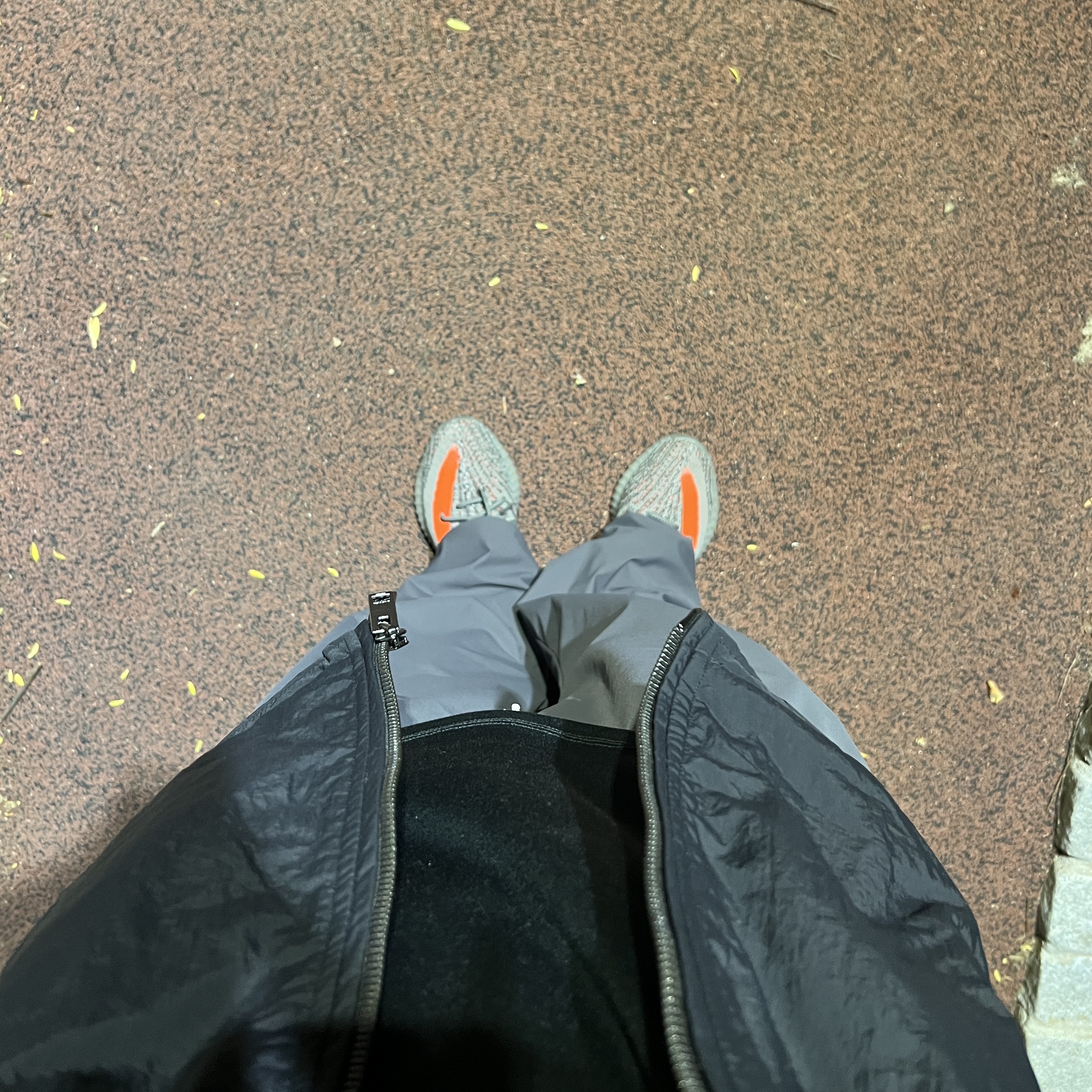 Adidas Yeezy Boost 350 V2 Beluga - Reflective, Diesel J-Carver Padded Jacket Black 착용 스타일