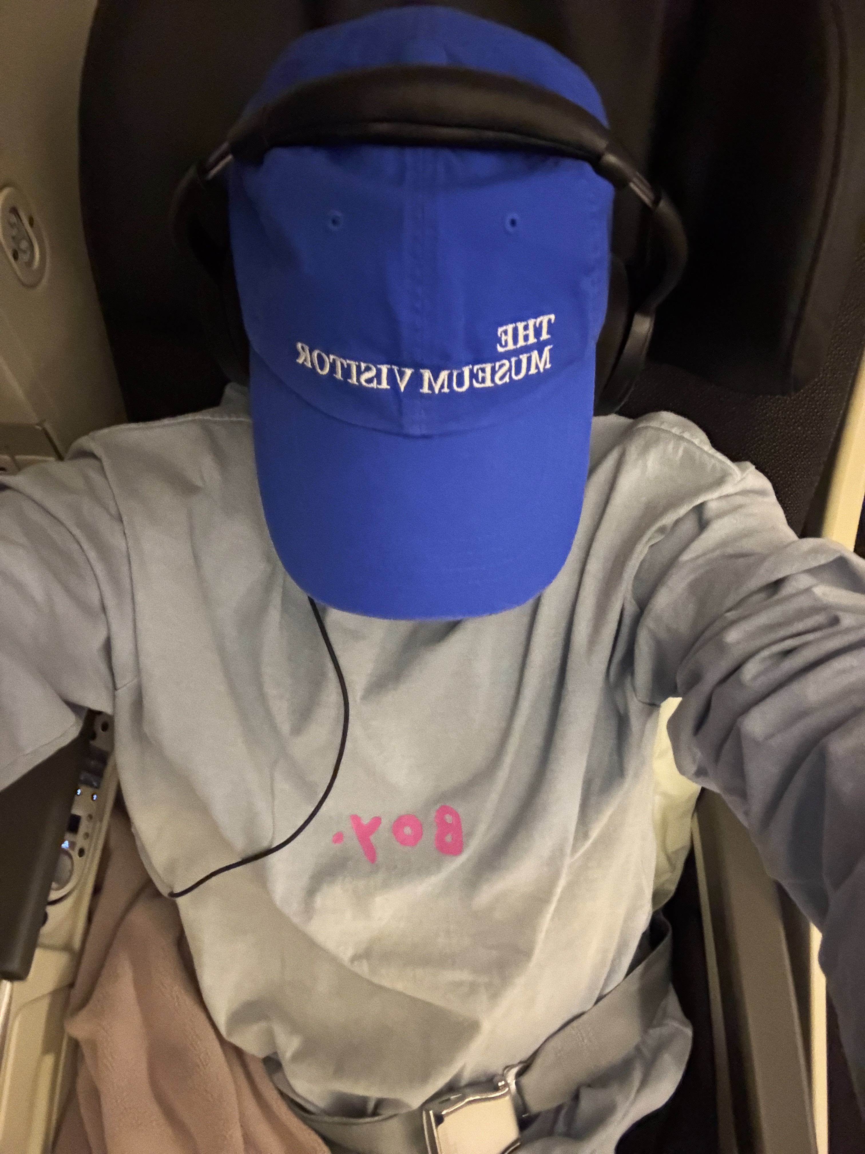 The Museum Visitor Washed Denim Ball Cap Dark Navy, The Museum Visitor Washed Denim Ball Cap White Blue 착용 스타일 - 1