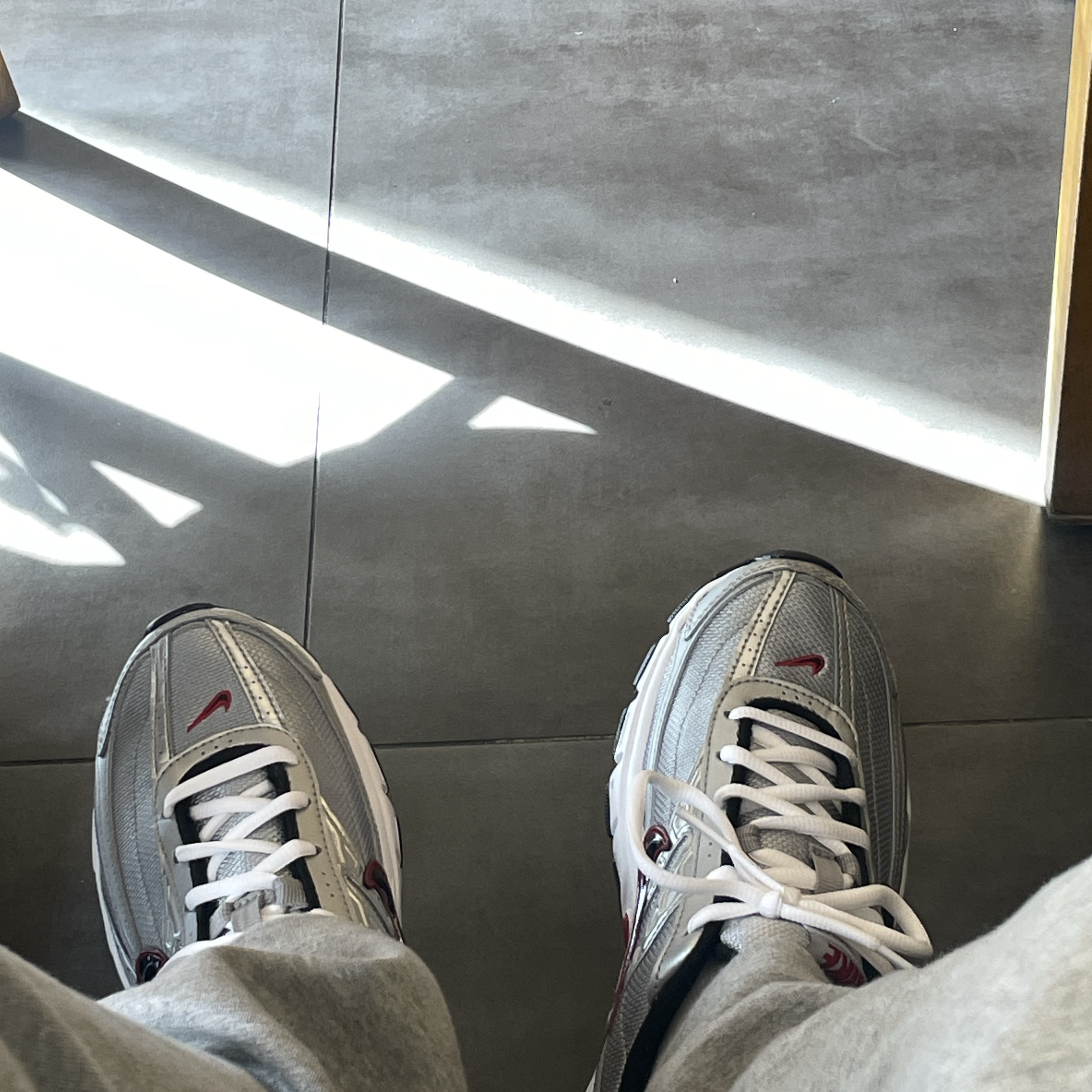 Nike Initiator Metallic Silver Black 착용 스타일