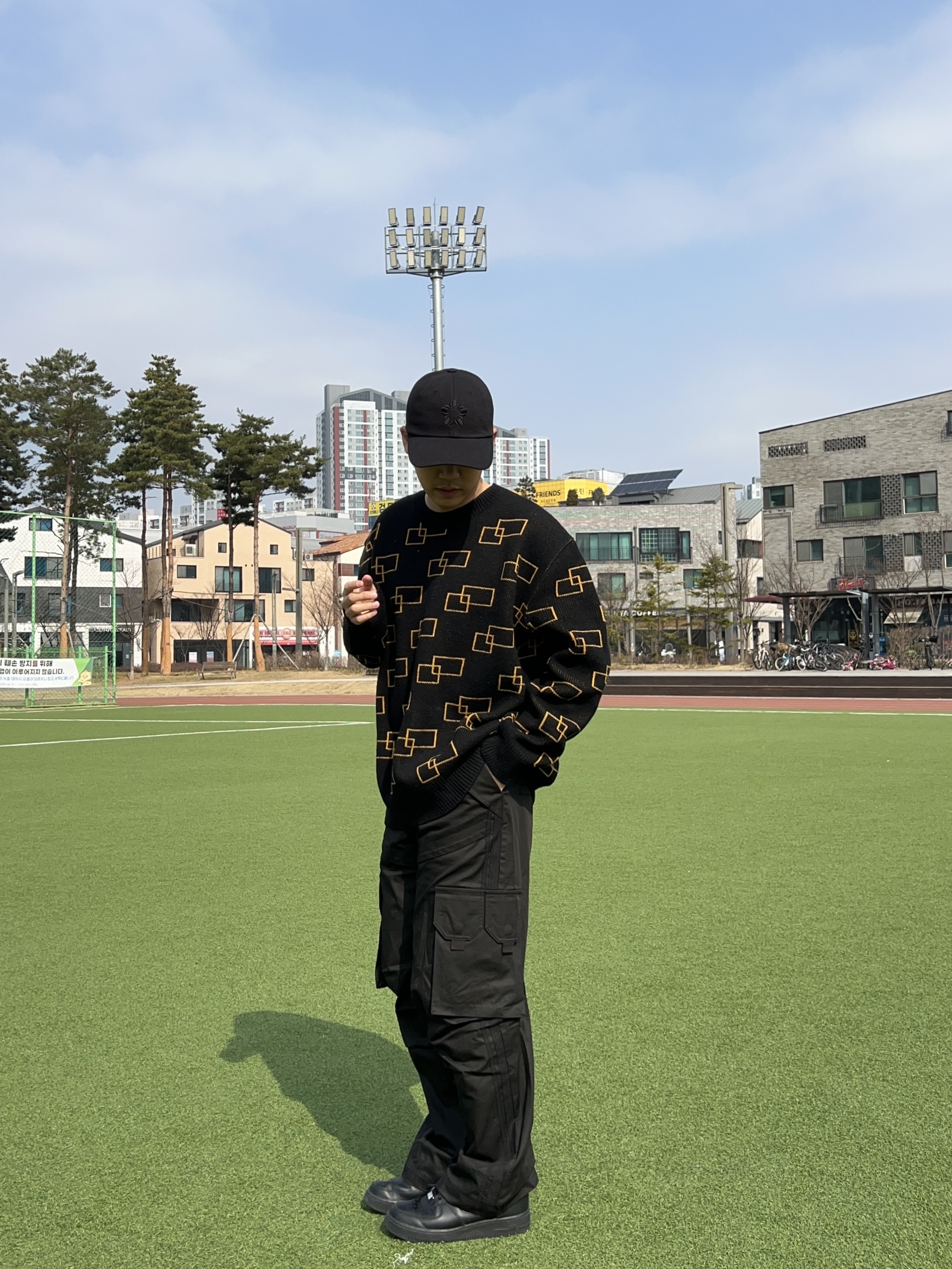 Nike Air Force 1 '07 Low Triple Black 착용 스타일