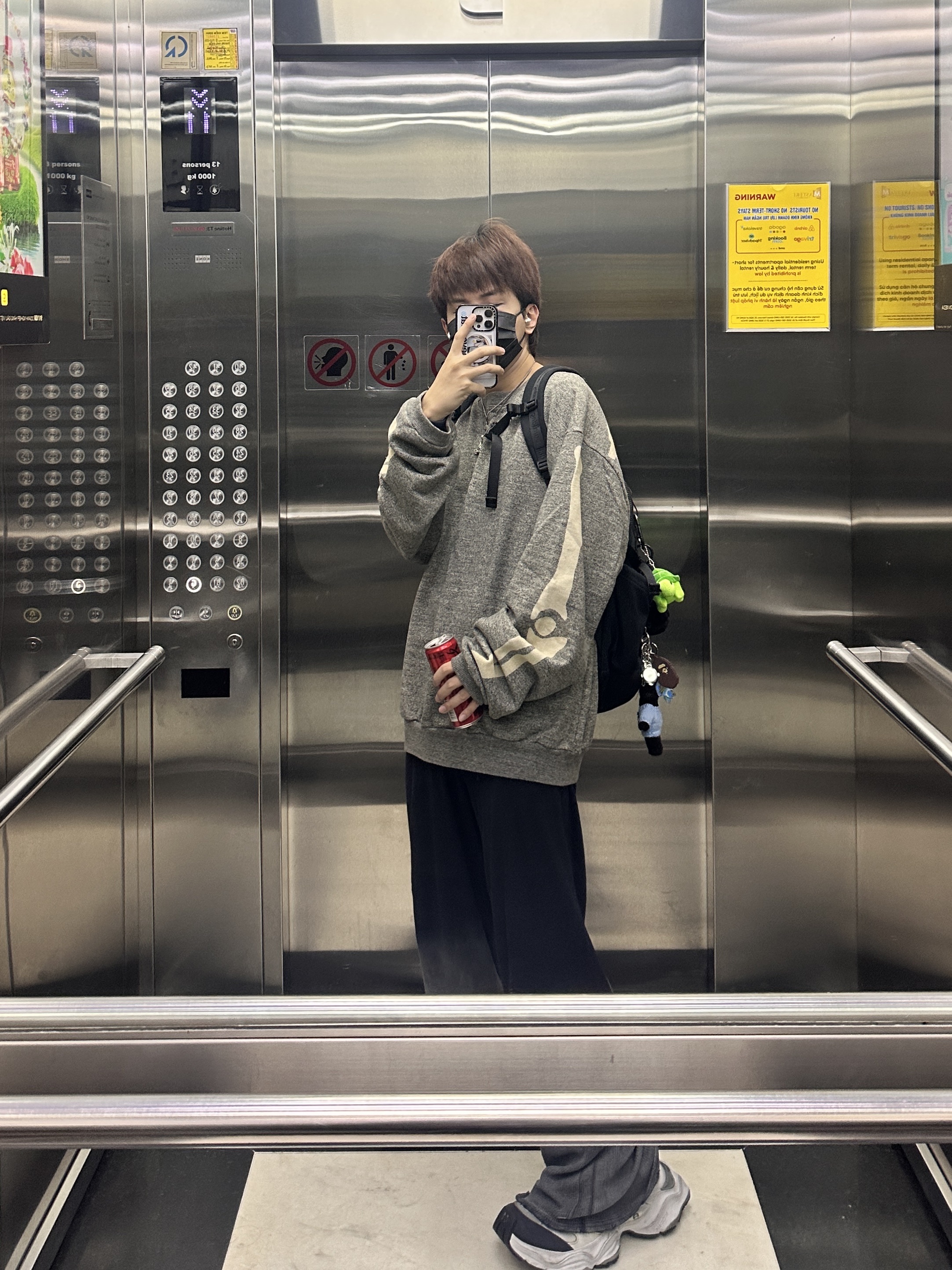 Balenciaga Cargo Sneakers White Grey, Kapital Fleece Big Crewneck Sweat Heather Charcoal 착용 스타일