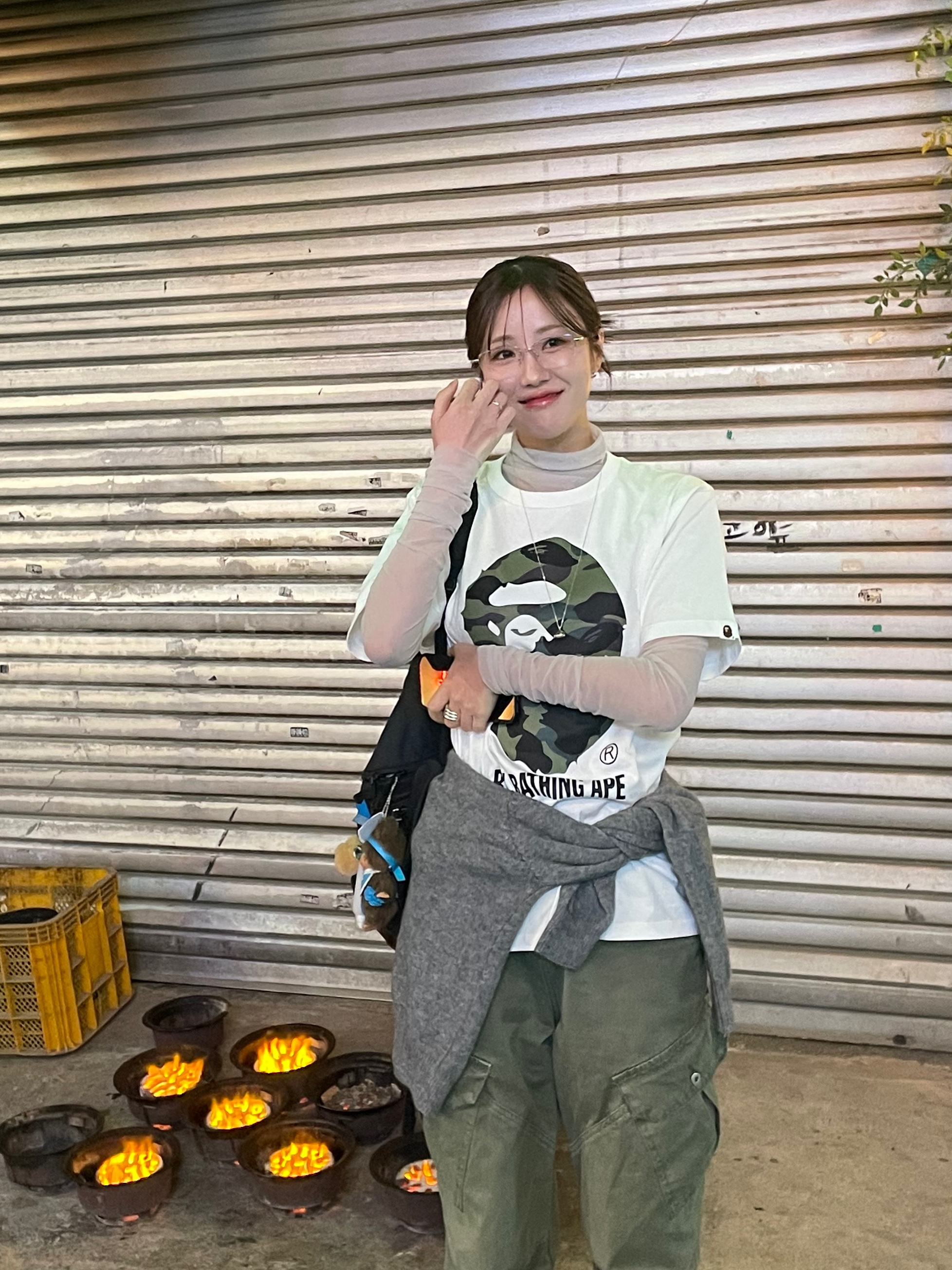 BAPE 1st Camo By Bathing Ape T-Shirt White Green, Monchhichi Happy Color Kuma Key Chain Blue 착용 스타일 - 2