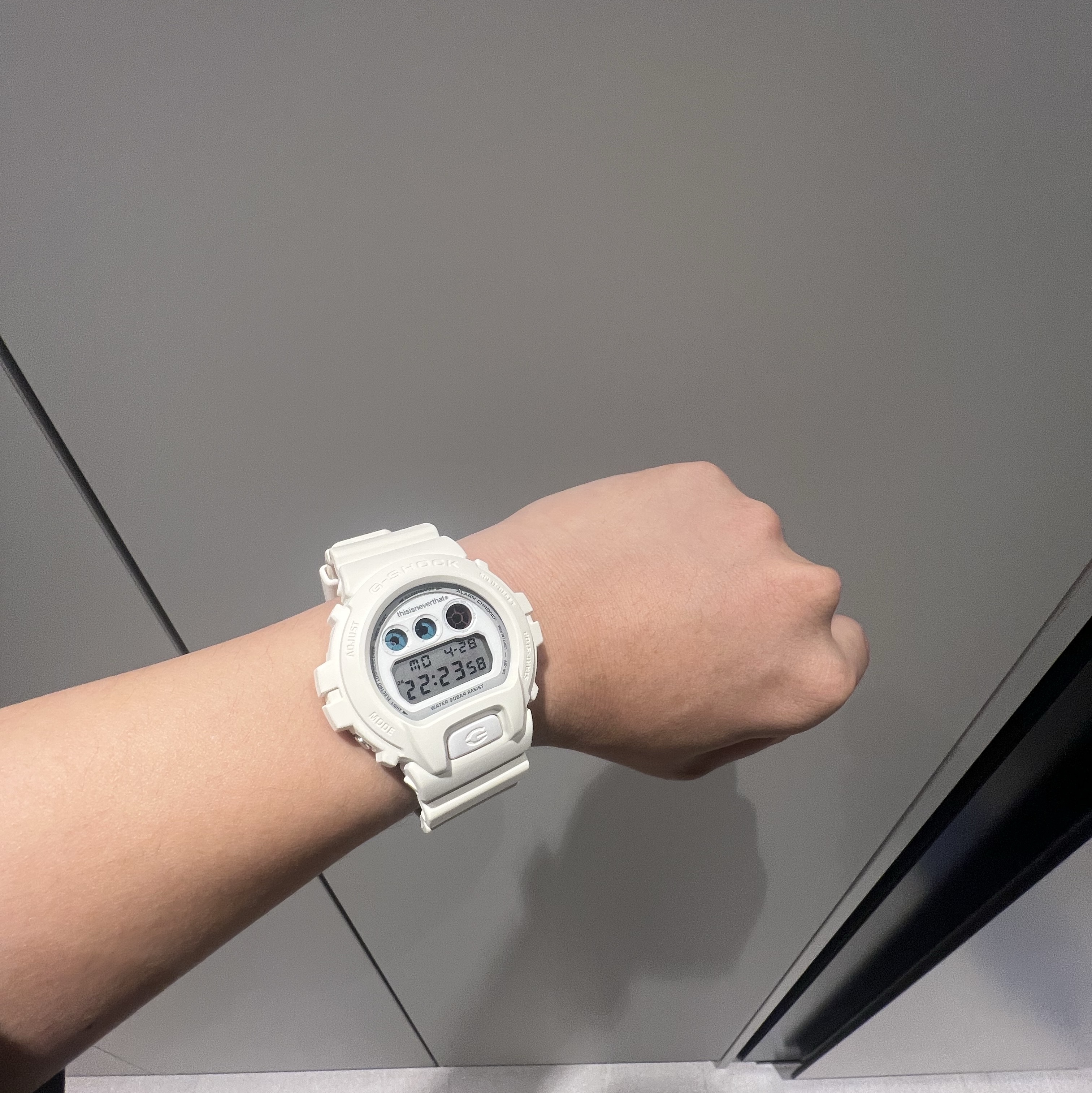 Casio G-Shock x Thisisneverthat DW-6900TNT24-7DF Ivory 착용 스타일