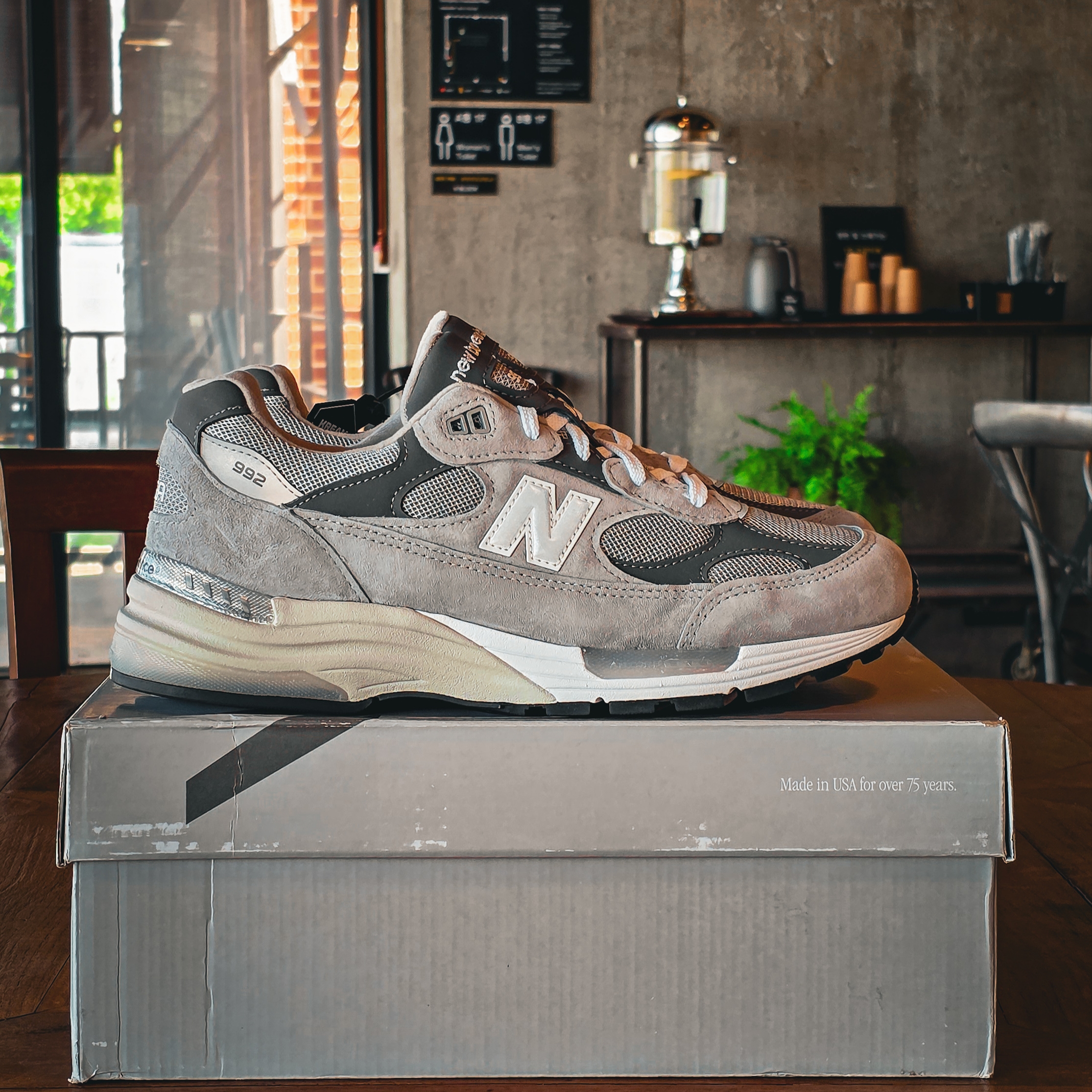 New Balance 992 Made in USA Core Grey Silver Metallic 착용 스타일 - 5