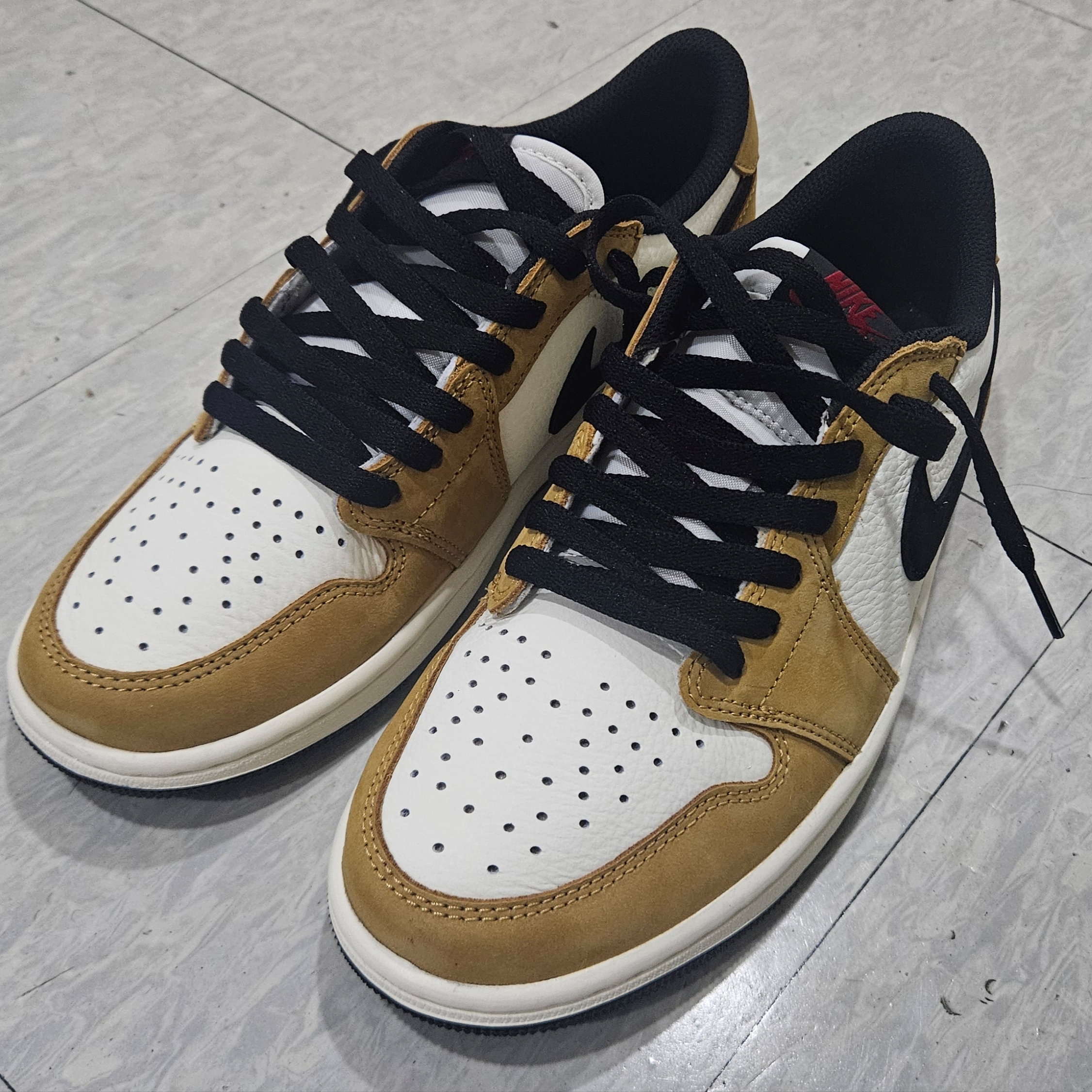 Jordan 1 Low OG Sail and Golden Harvest 착용 스타일