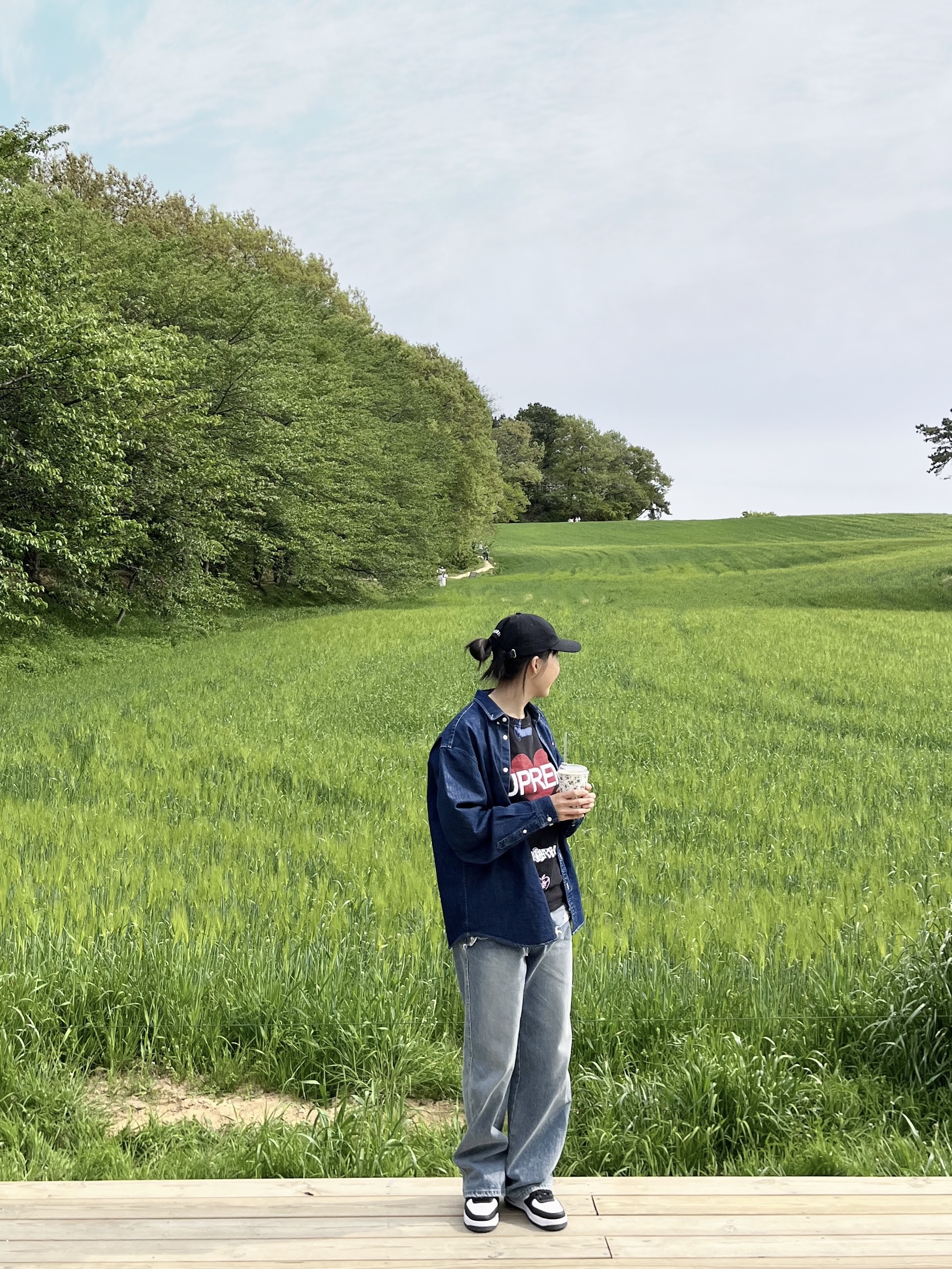Supreme Announcing T-Shirt Black - 25SS, Supreme Small Box Shirt Rinsed Denim - 24FW 착용 스타일