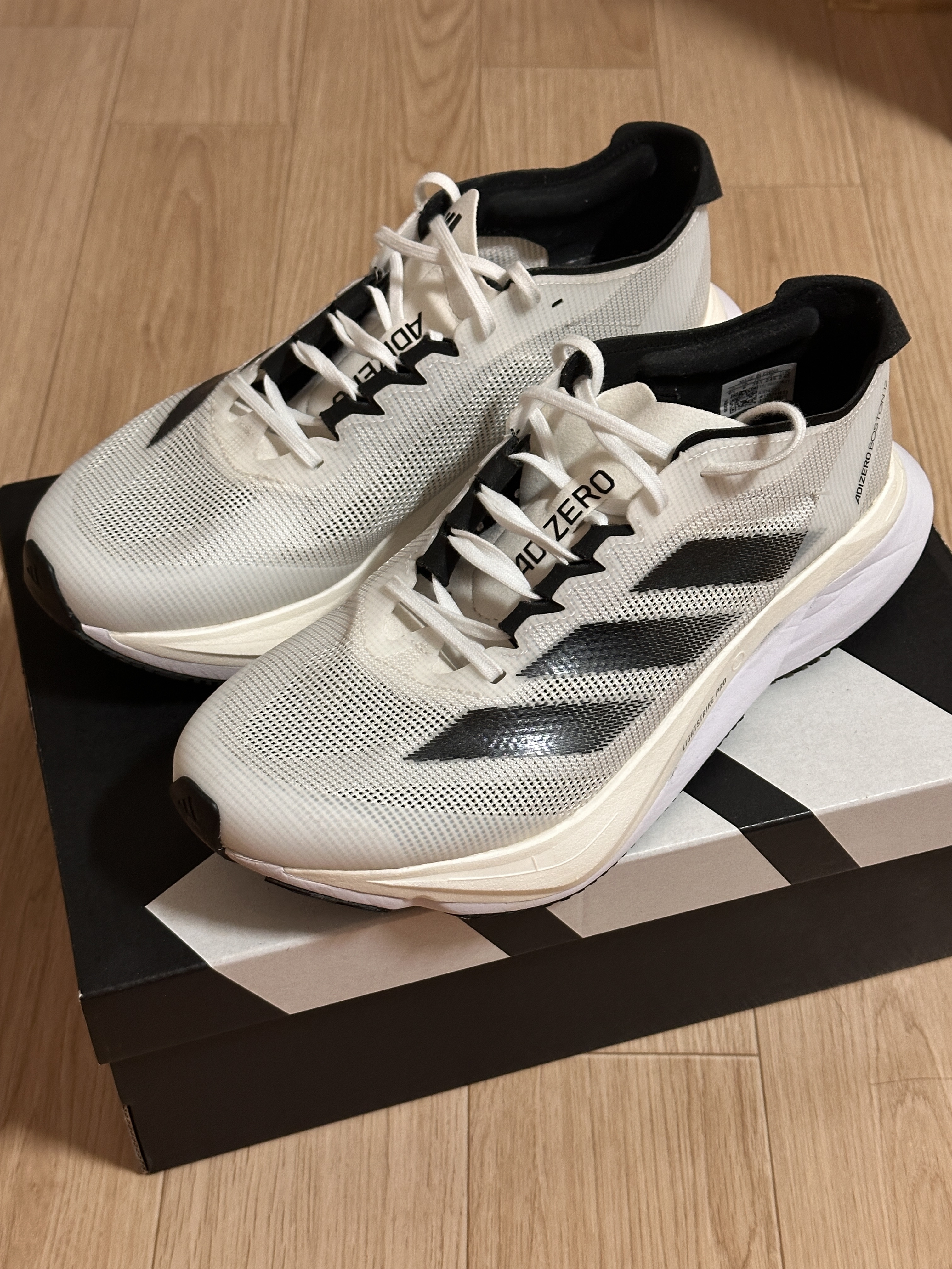 Adidas Adizero Boston 12 Cloud White Core Black Night Metallic 착용 스타일