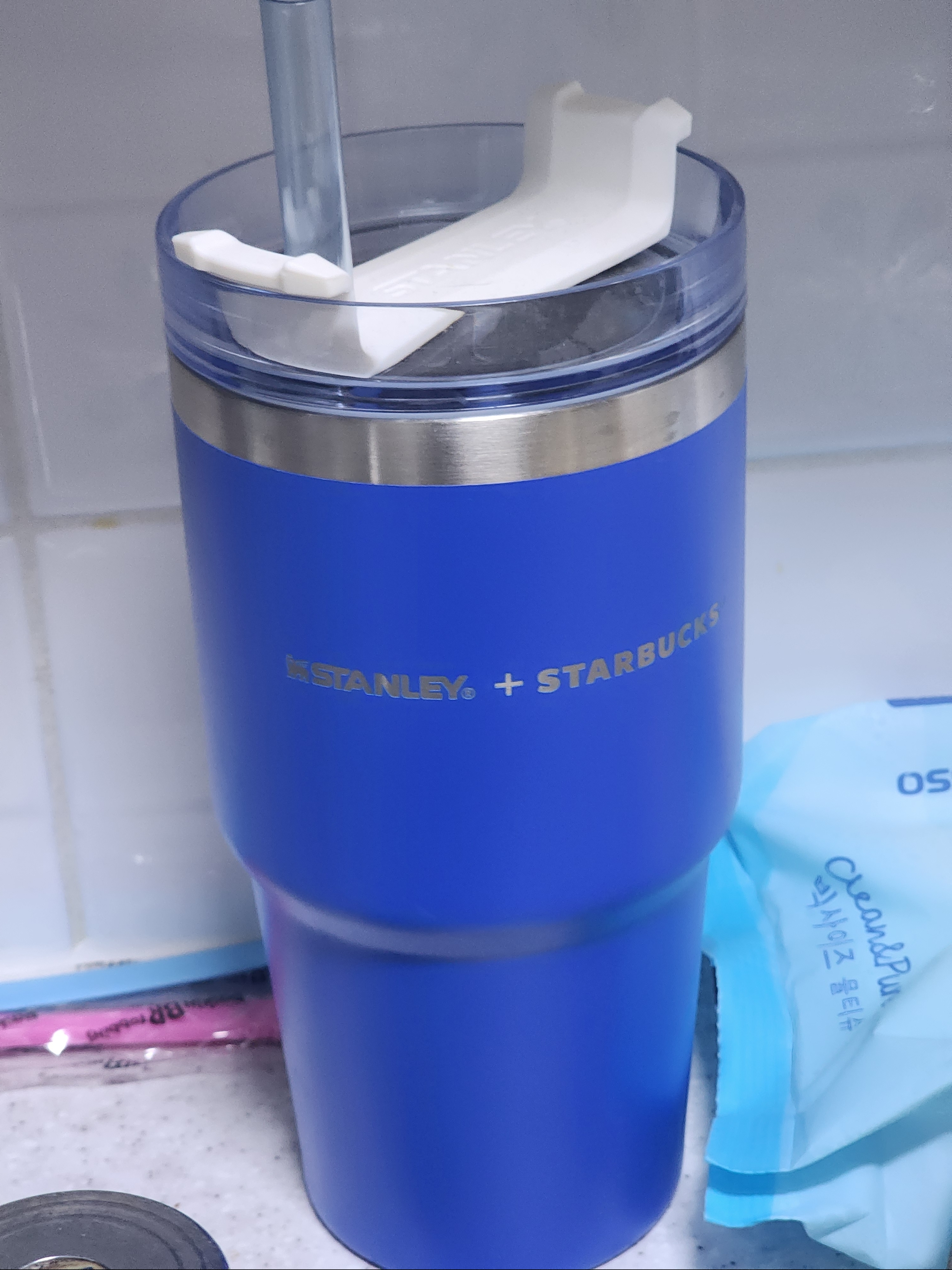Stanley x Starbucks 23 SS Summer Hideout Quencher 591ml 착용 스타일
