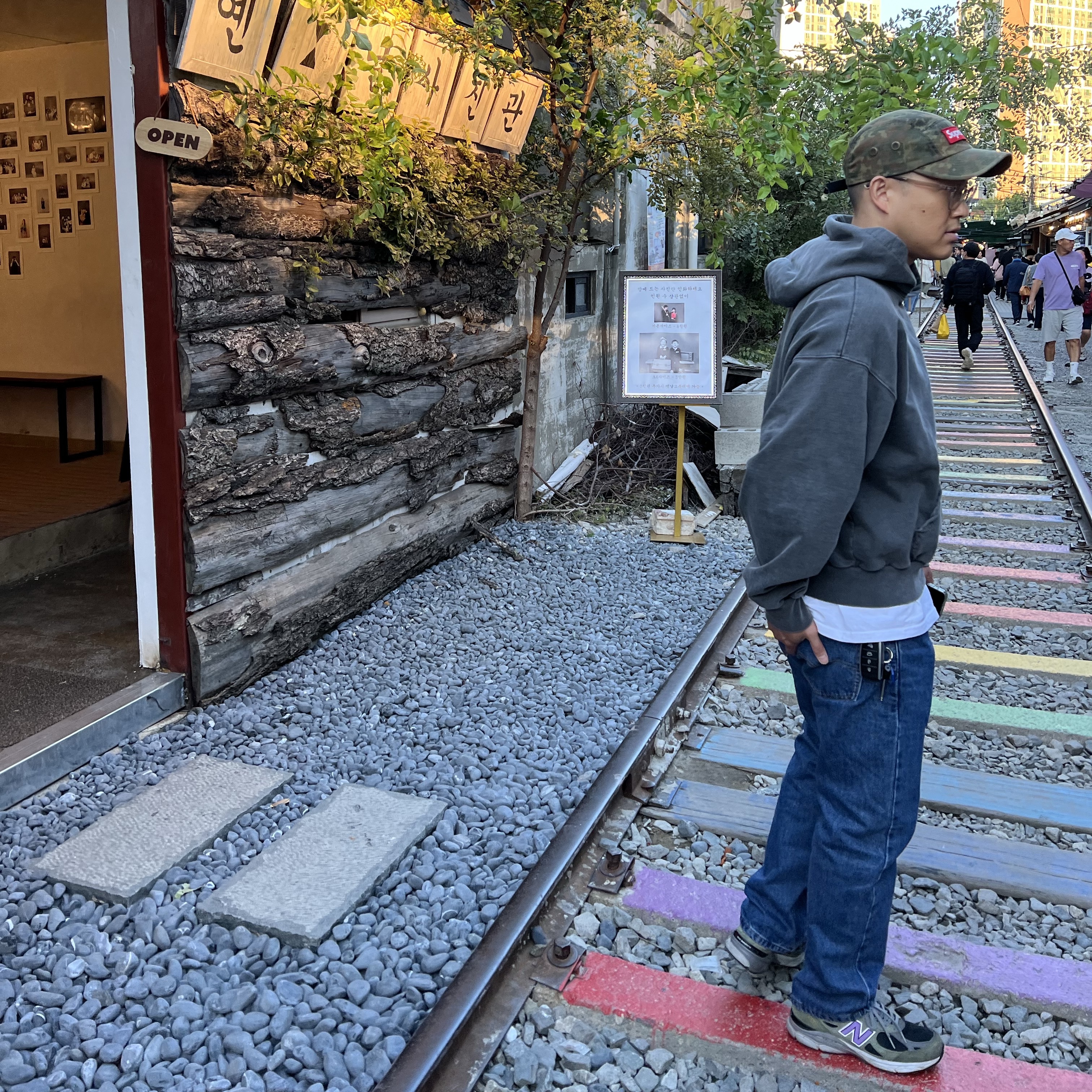 New Balance 990v3 Made in USA Olive Leaf Black, Supreme Military Camp Cap Flecktarn Camo - 23FW 착용 스타일