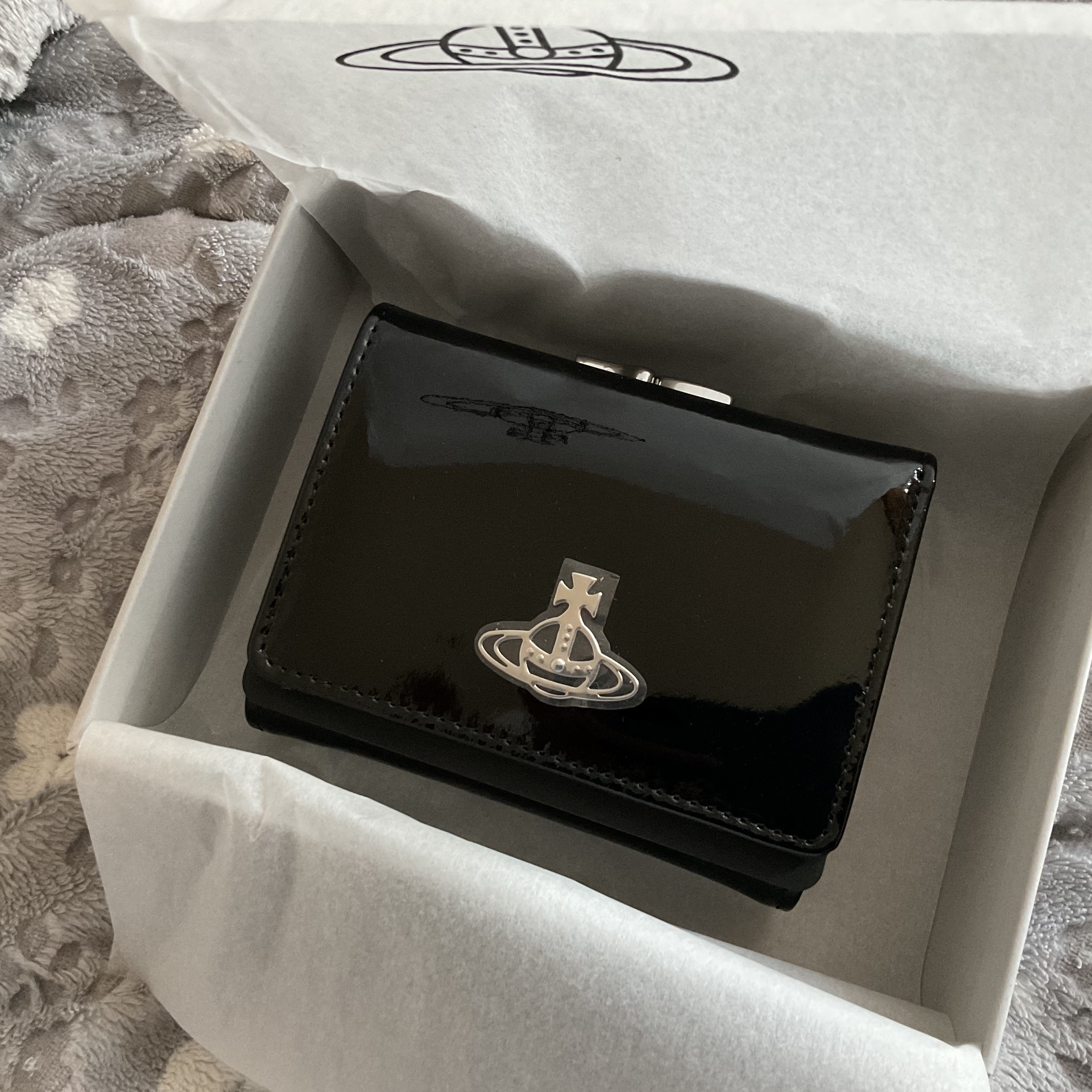 Vivienne Westwood Shiny Patent Small Frame Wallet Black 착용 스타일