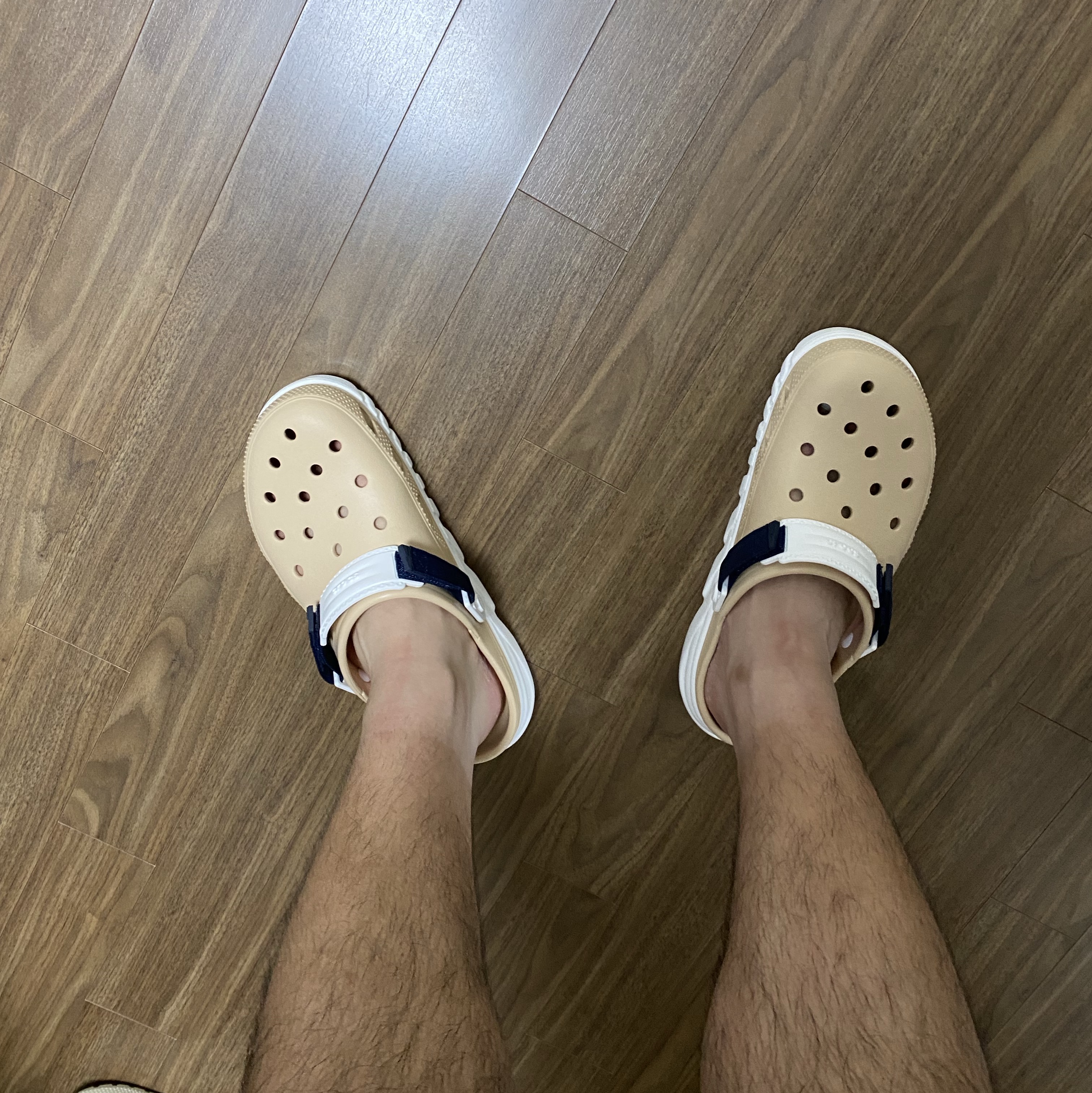 Crocs Duet Max II Clog Shitake 착용 스타일 - 3