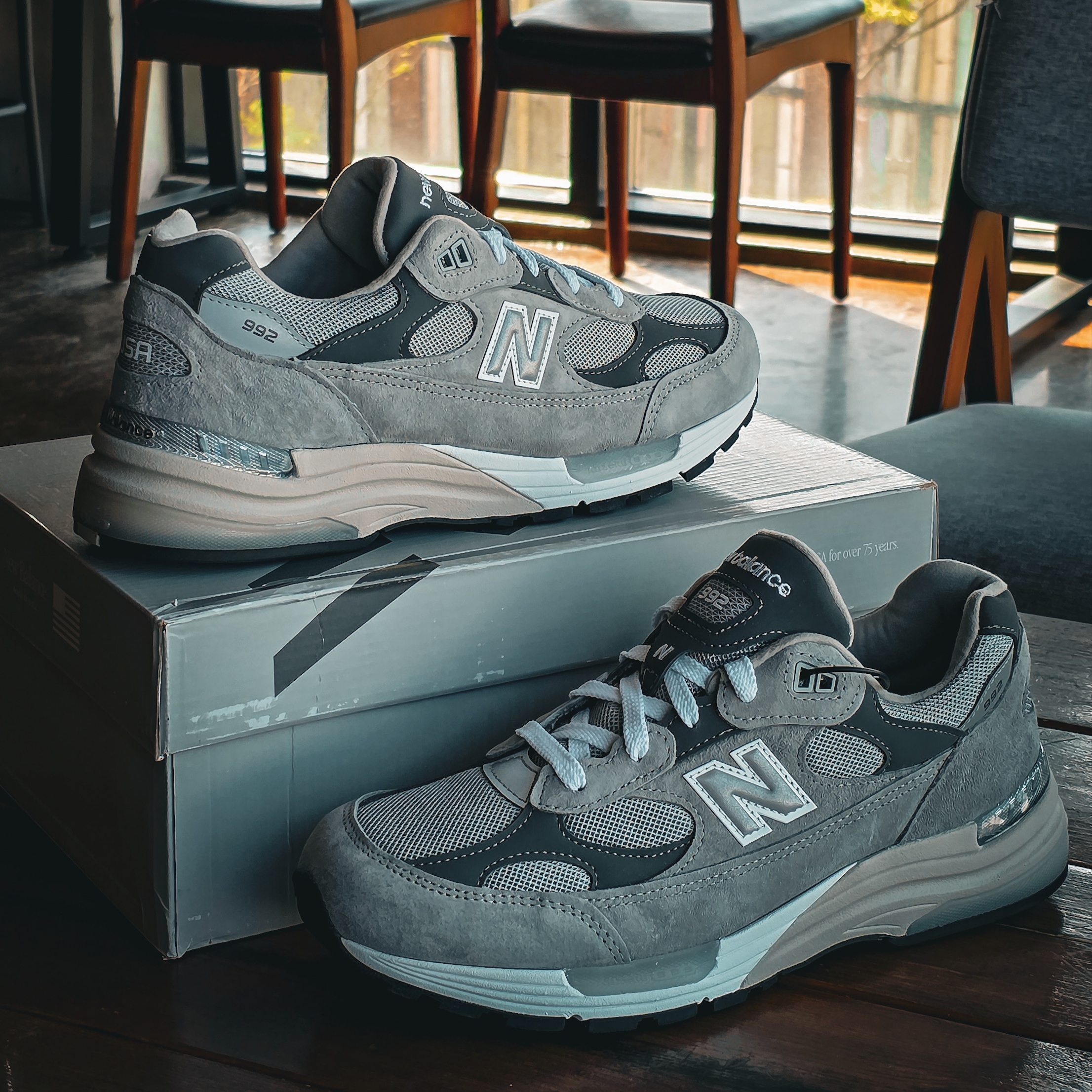 New Balance 992 Made in USA Core Grey Silver Metallic 착용 스타일 - 8