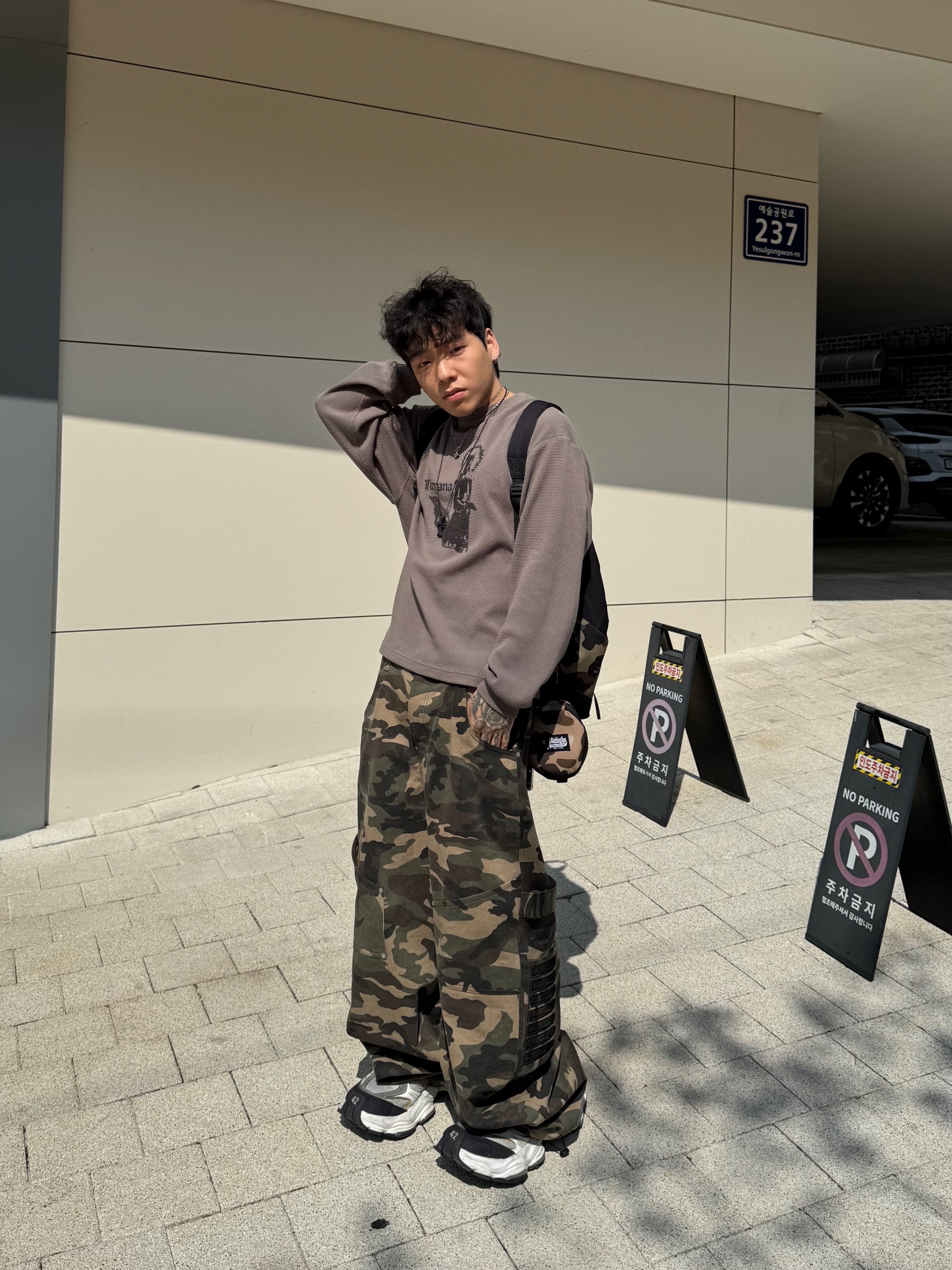 Balenciaga Cargo Sneakers White Grey, Chrome Hearts Silichrome CH Cross Pendant Black 2022/2023/2025 착용 스타일 - 5