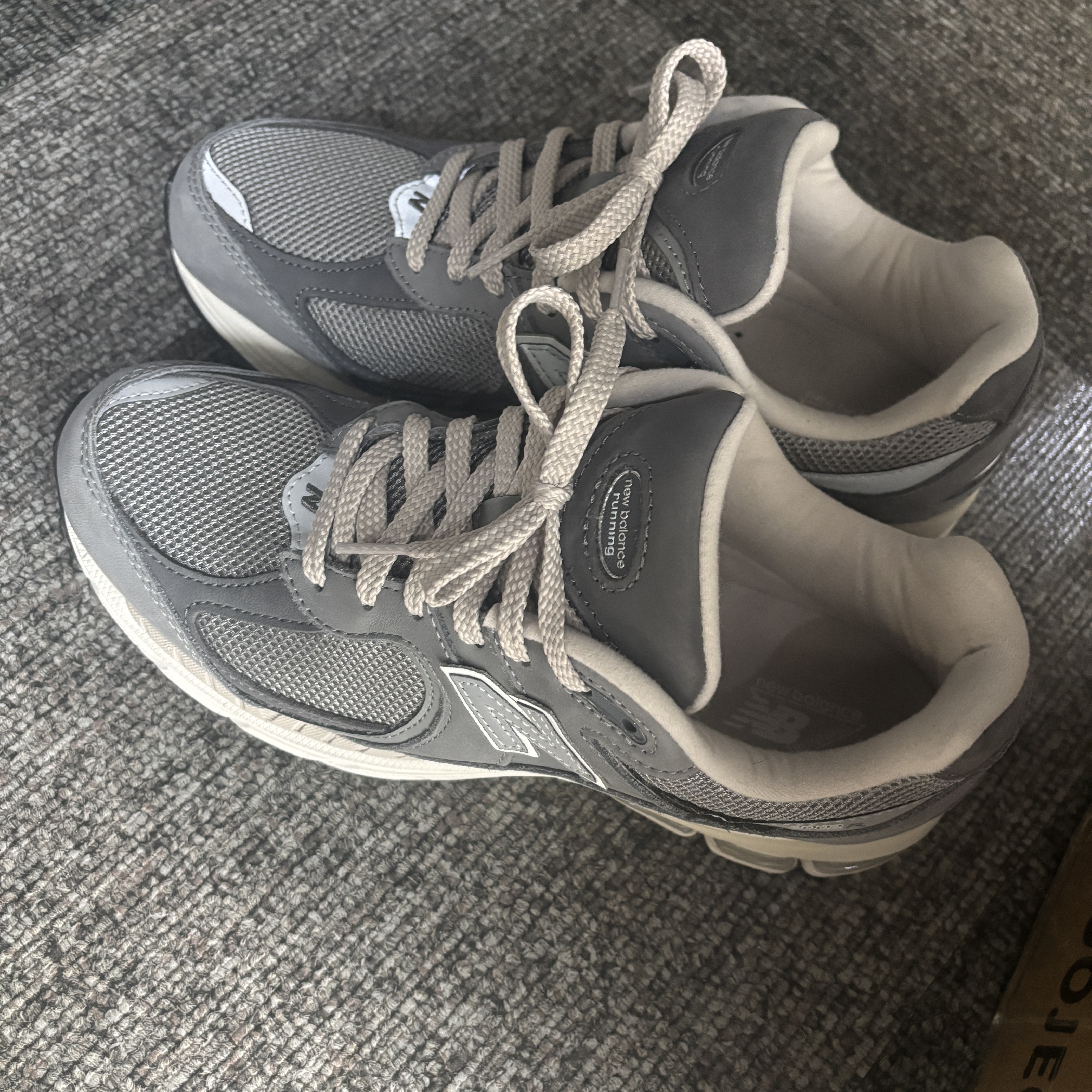 New Balance 2002R Premium Vintage Grey 착용 스타일