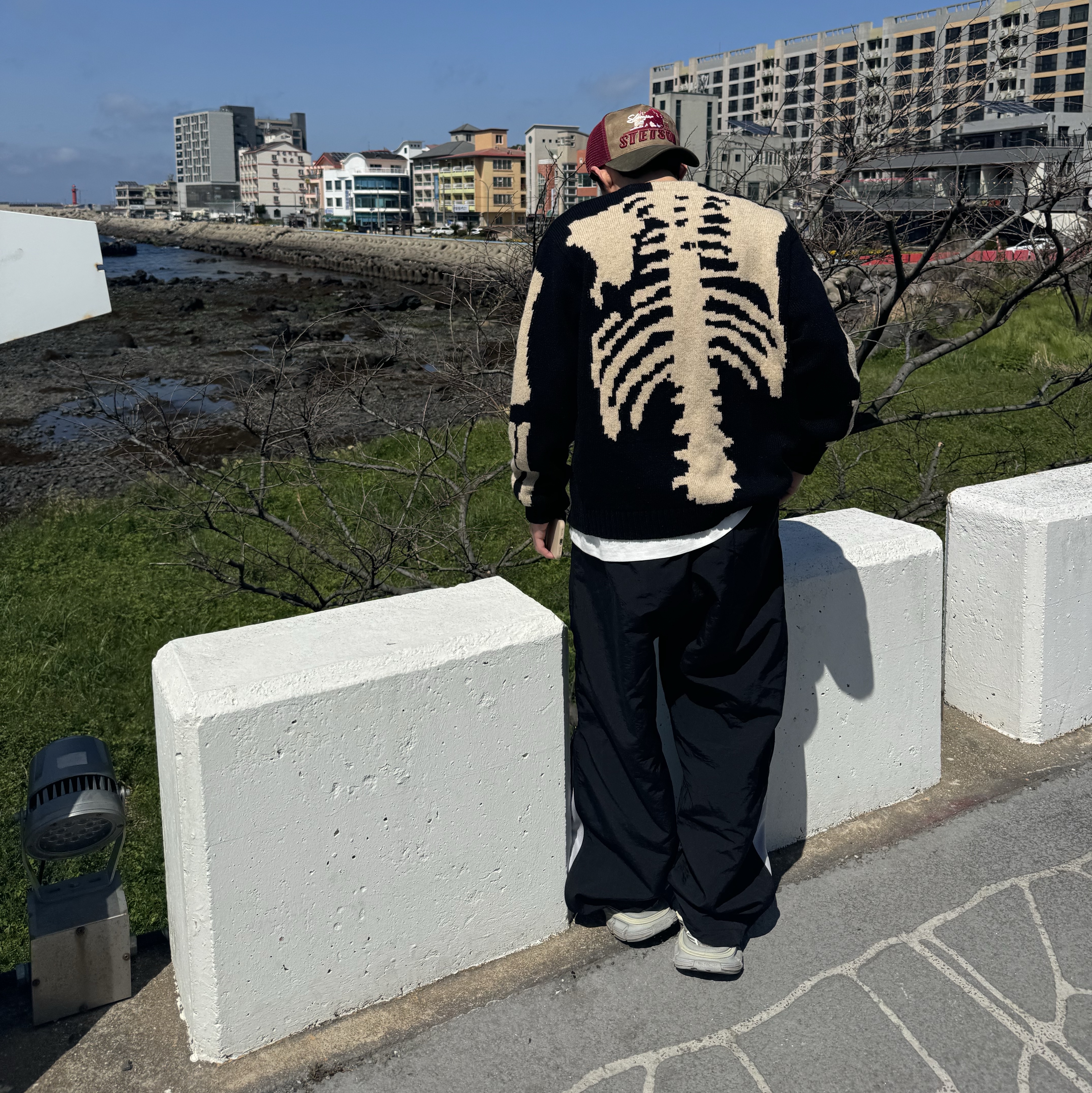 Kapital 5G Wool Bone Short Cardigan Black, Balenciaga 3XL Sneakers Light Beige 착용 스타일 - 2