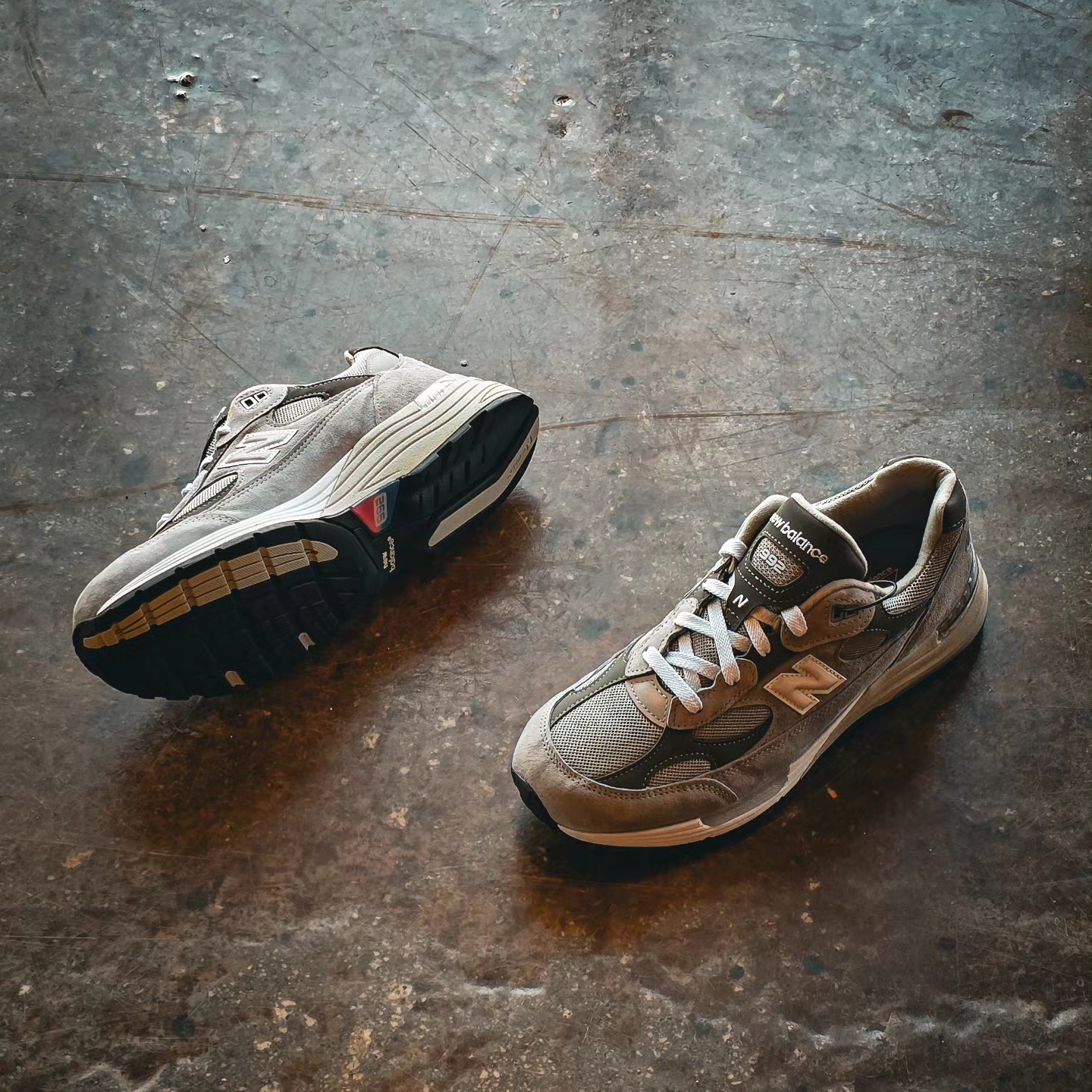New Balance 992 Made in USA Core Grey Silver Metallic 착용 스타일 - 2