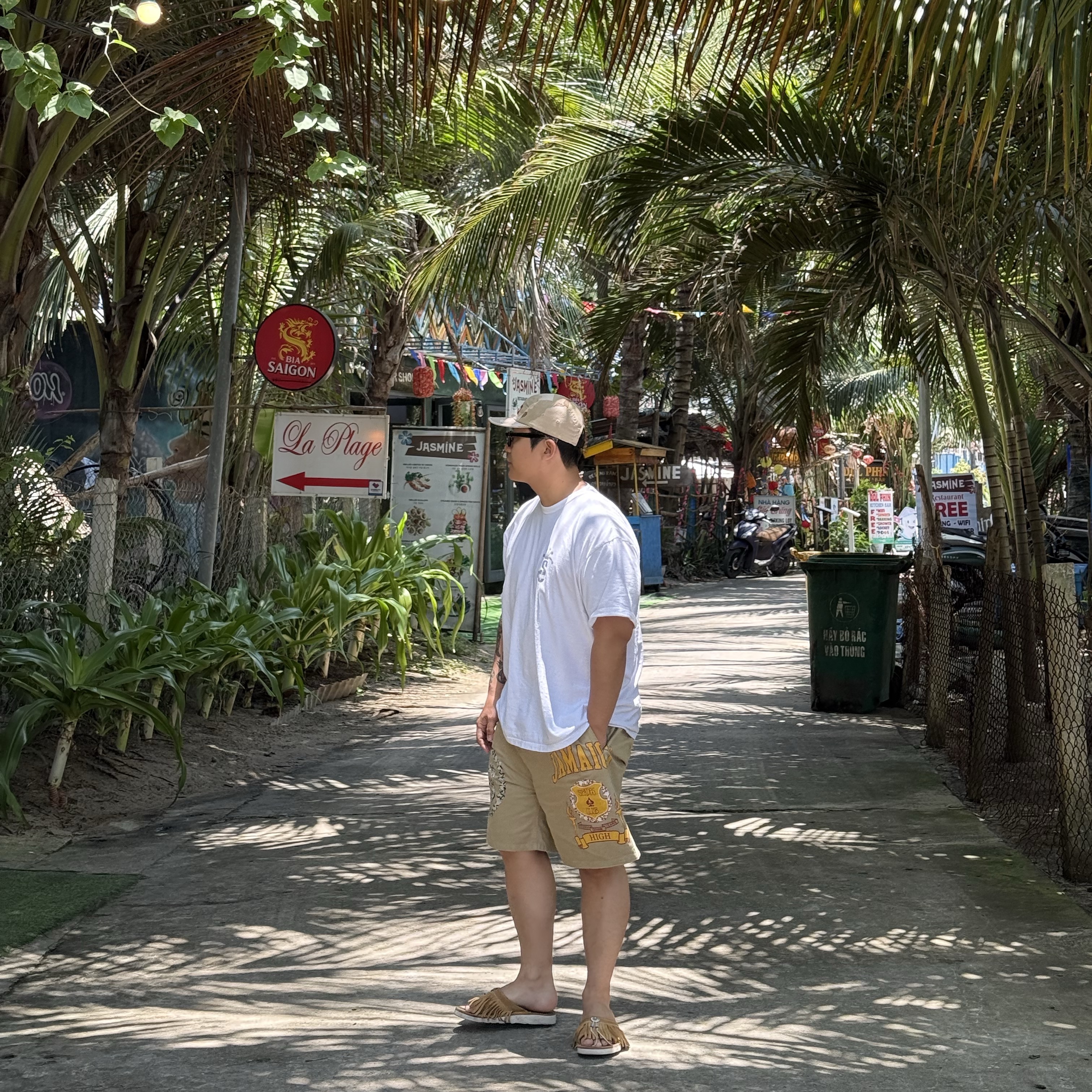 Stussy x Denim Tears Gym Shorts Khaki, Stussy Crown Band T-Shirt White 착용 스타일