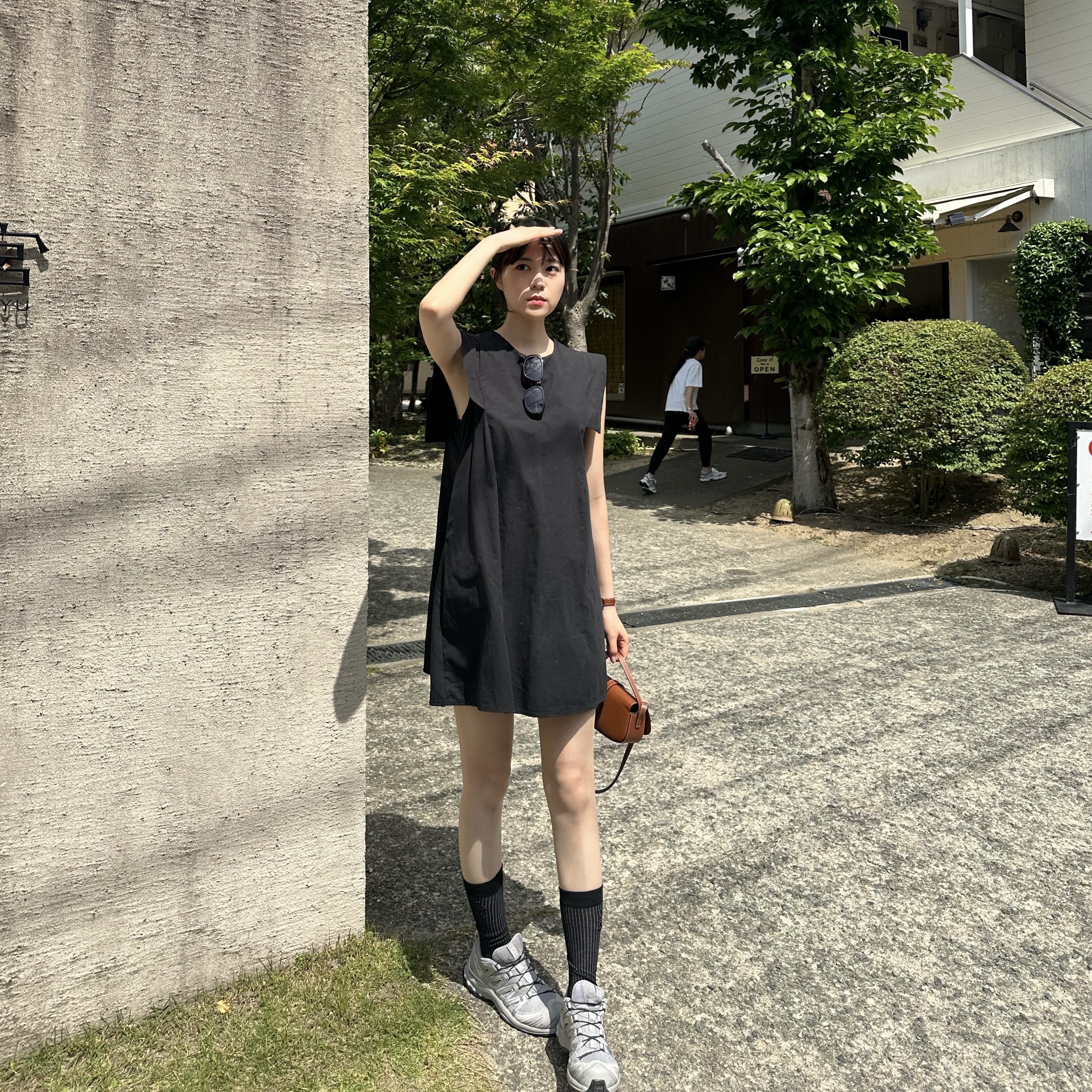 Celine Clutch On Strap Tabou in Smooth Calfskin Tan, Salomon XA Pro 3D Alloy Silver 착용 스타일 - 1