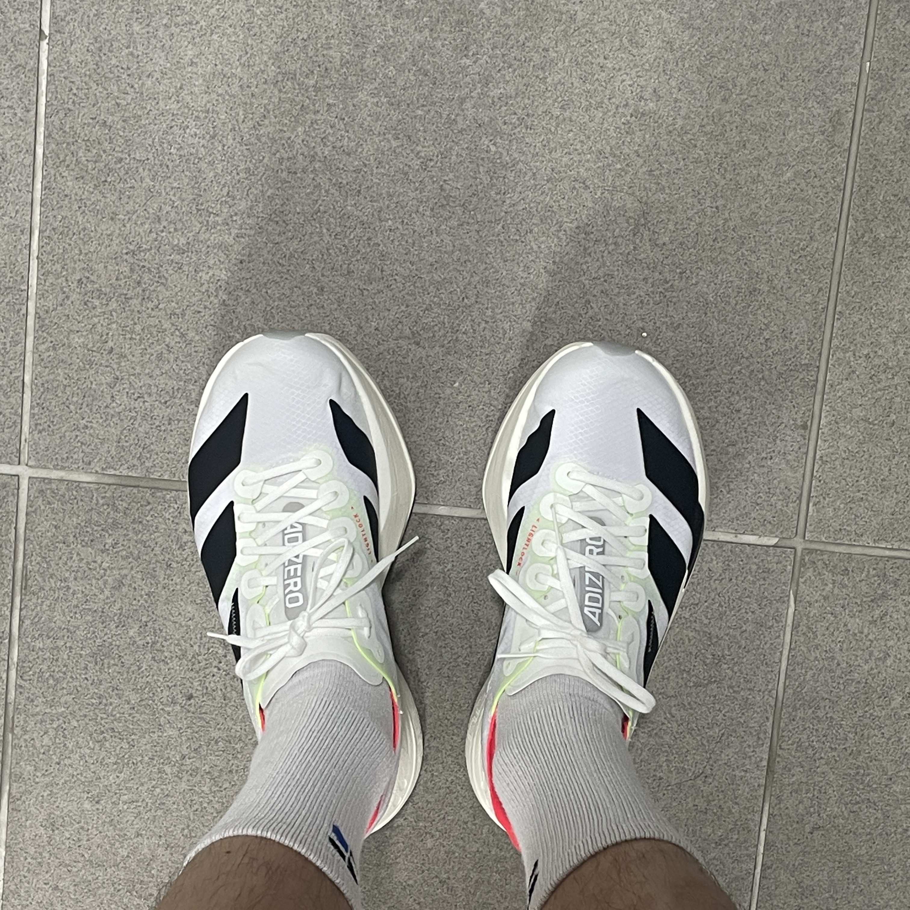 Adidas Adizero Adios Pro 4 Cloud White Core Black 착용 스타일