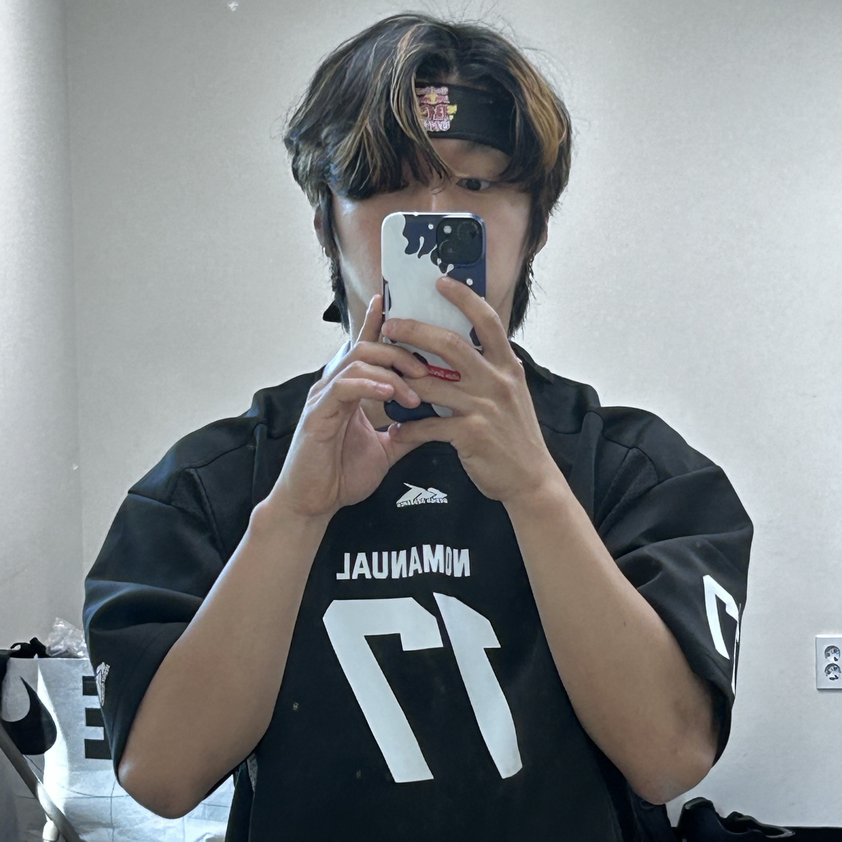 NOMANUAL 17 Mesh Block Football Jersey Black 착용 스타일